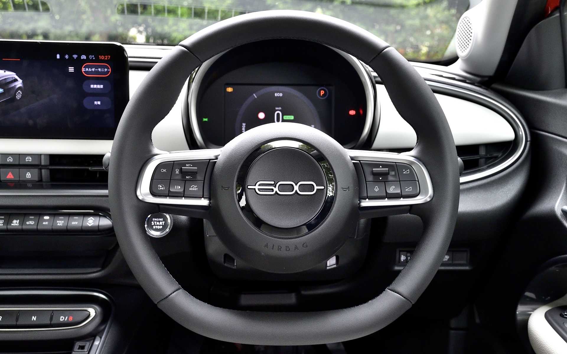 ステアリングはレザー調