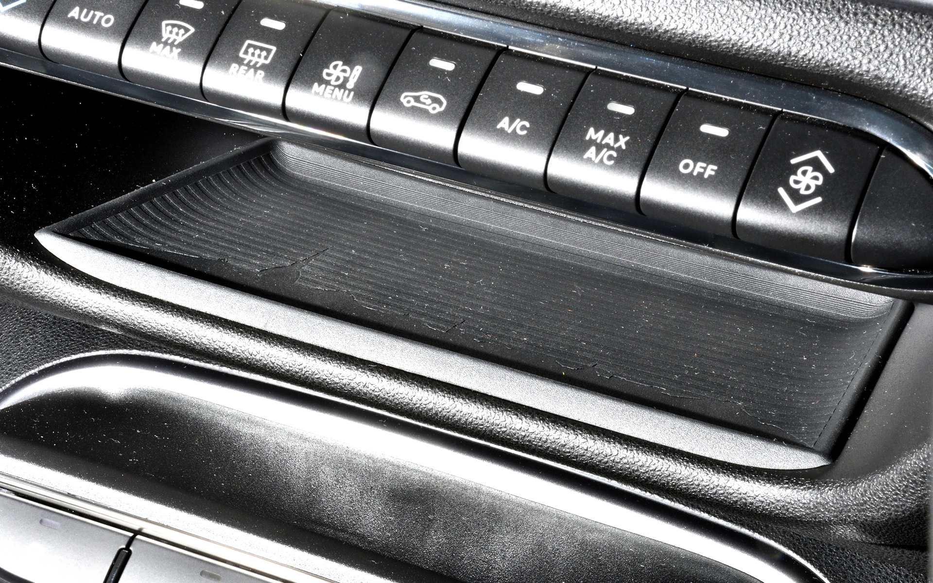 小物入れにはフィアットの創業地、トリノの街並みをさりげなくデザイン