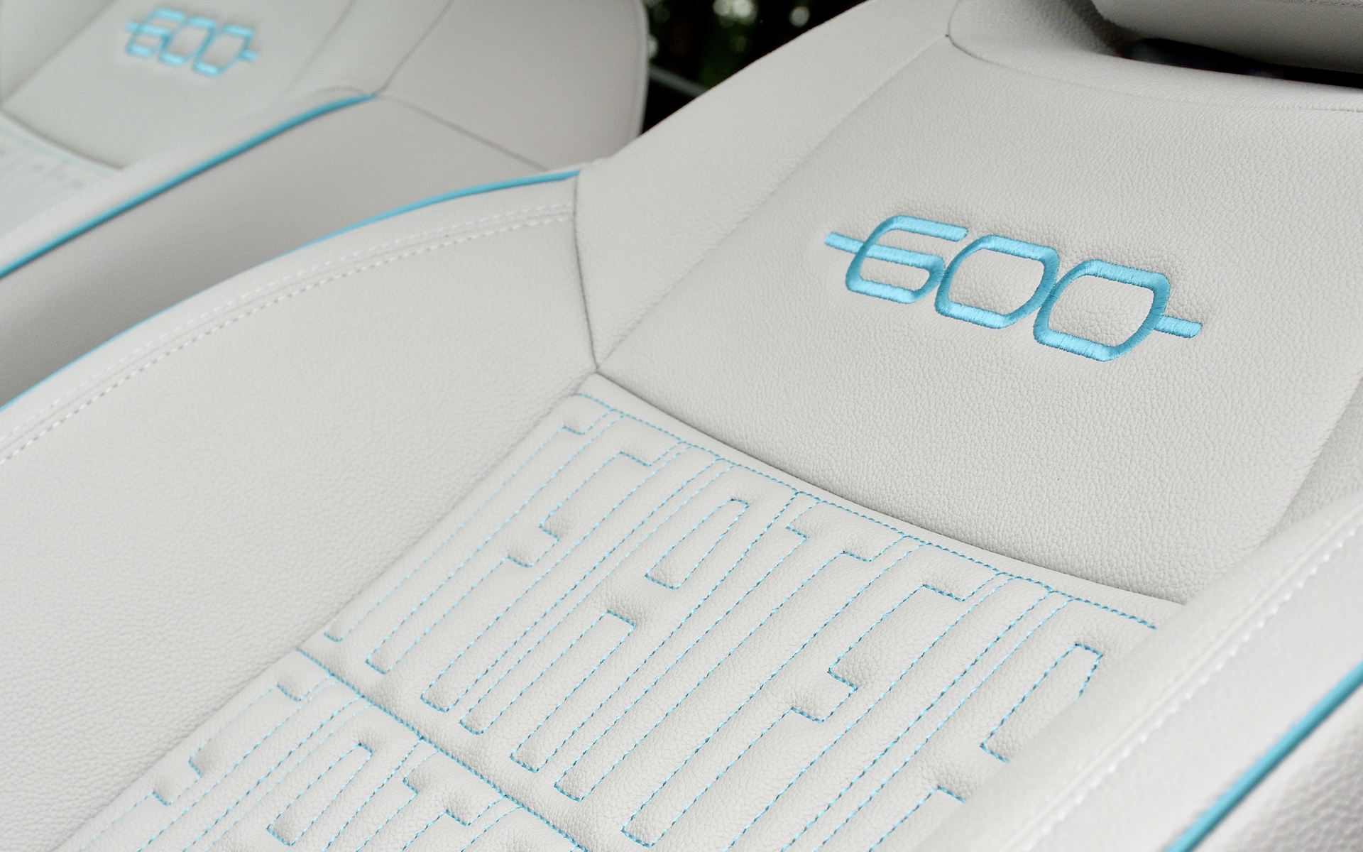 シートにはFIATロゴのモノグラムをターコイズブルーで刺繍