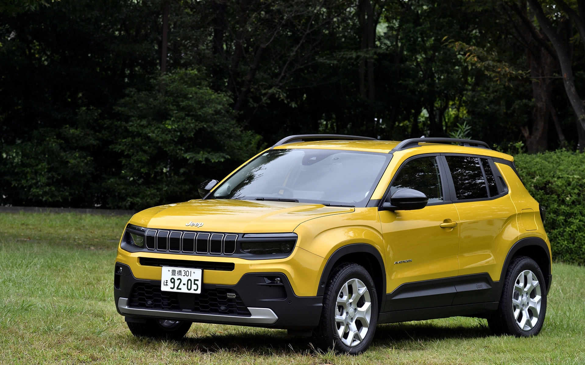 ジープ初のBEVモデルとなる「アベンジャー」。ボディサイズは4105×1775×1595mm（全長×全幅×全高）、ホイールベースは2560mm。車両重量は1570kg