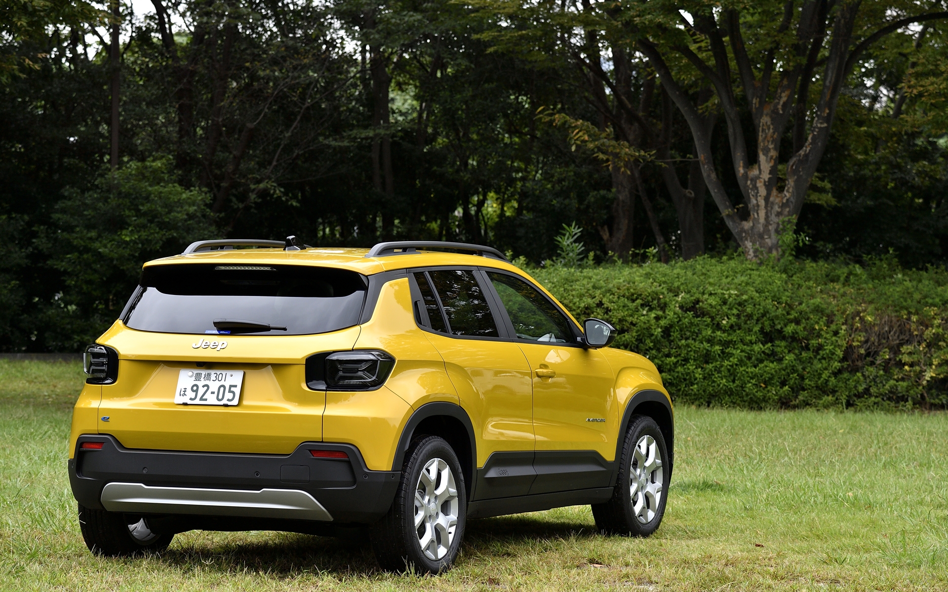 ジープ初のBEVモデルとなる「アベンジャー」。ボディサイズは4105×1775×1595mm（全長×全幅×全高）、ホイールベースは2560mm。車両重量は1570kg