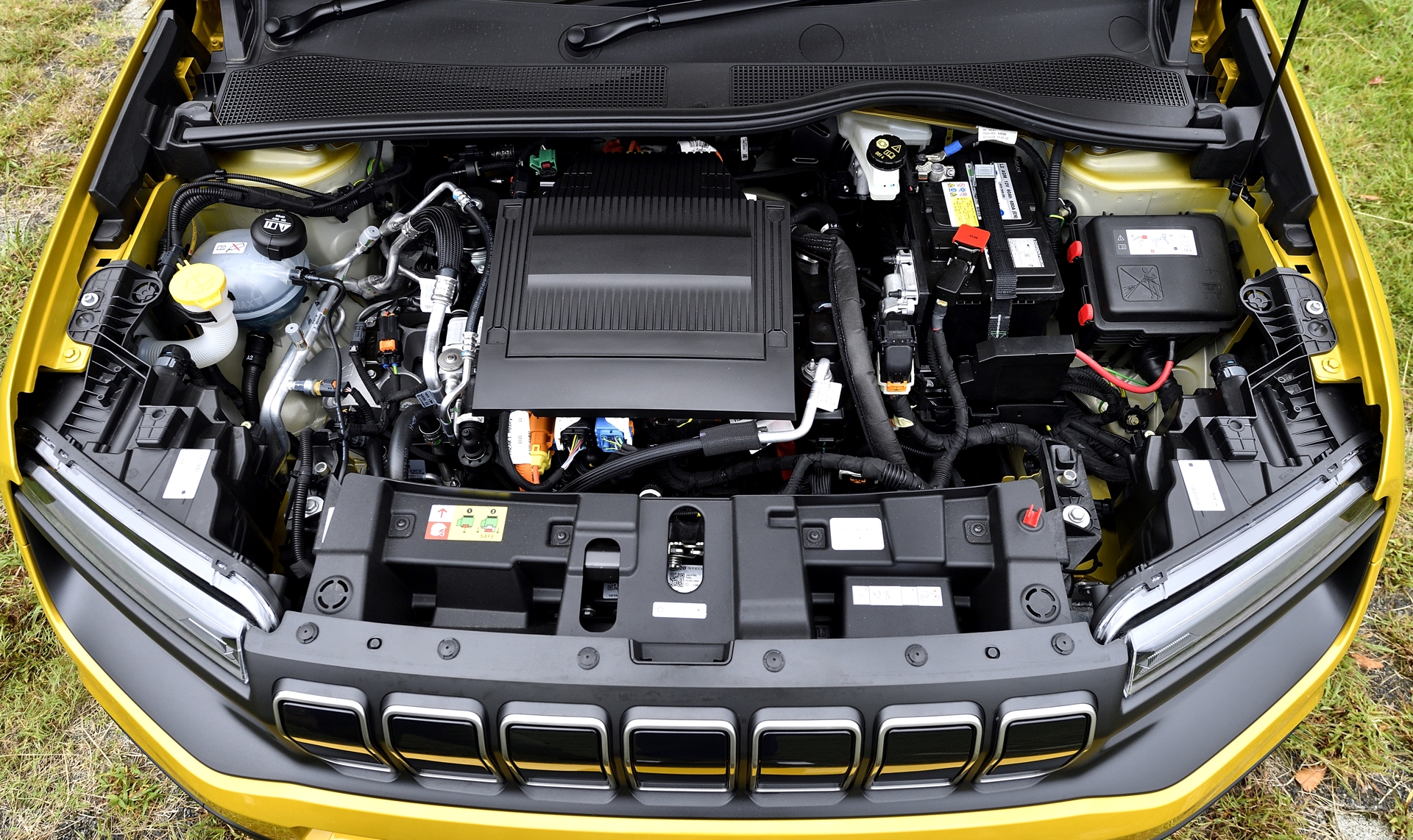 54kWhのバッテリを搭載し、最高出力115kW（156PS）/4070-7500rpm、最大トルク270Nm（27.5kgfm）/500-4060rpmを発生する「ZK02」モーターを駆動する前輪駆動モデル。一充電航続距離（WLTCモード）は486km