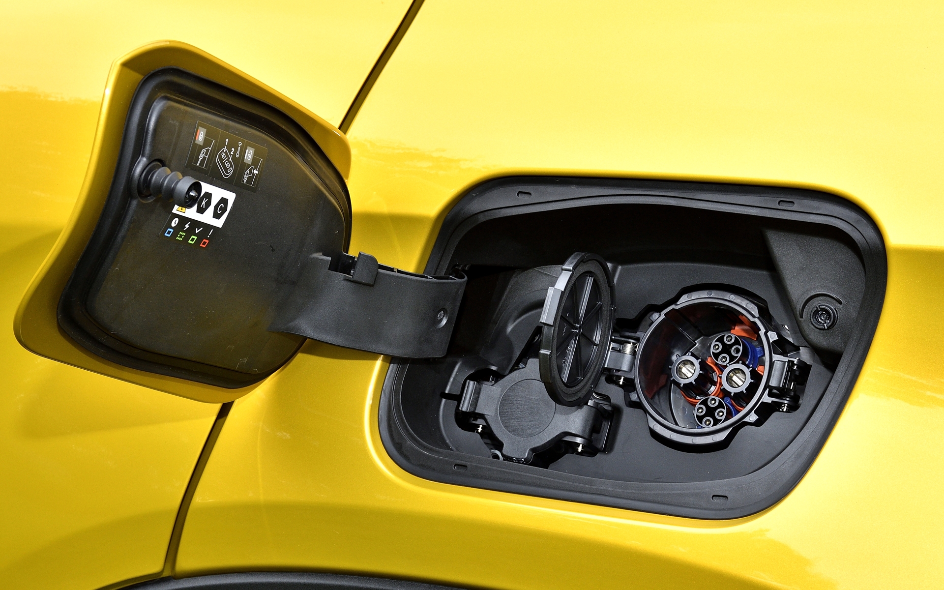 充電規格は普通充電と急速充電（CHAdeMO）に対応