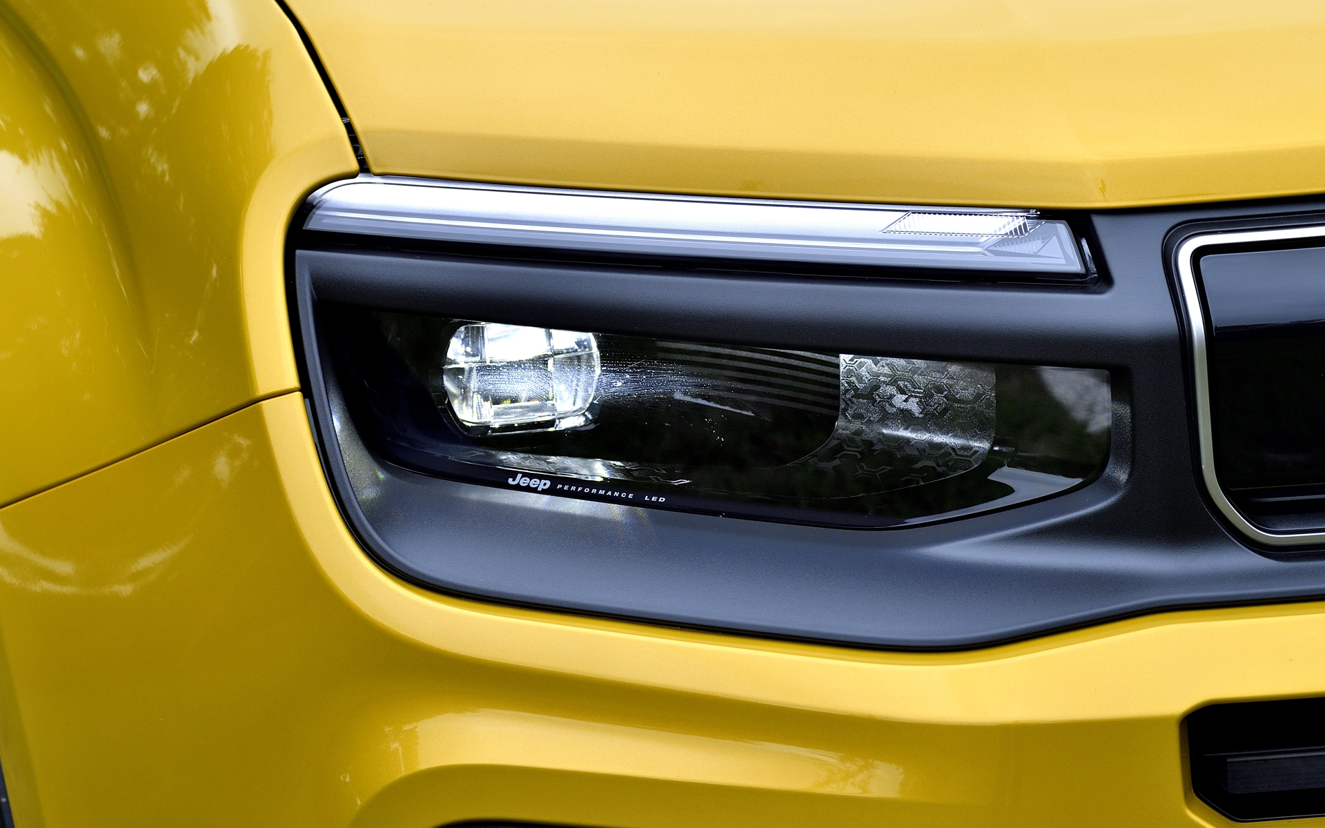 EV化にともない、ジープのアイデンティティとなる7スロットルグリルは閉じたデザインとなった