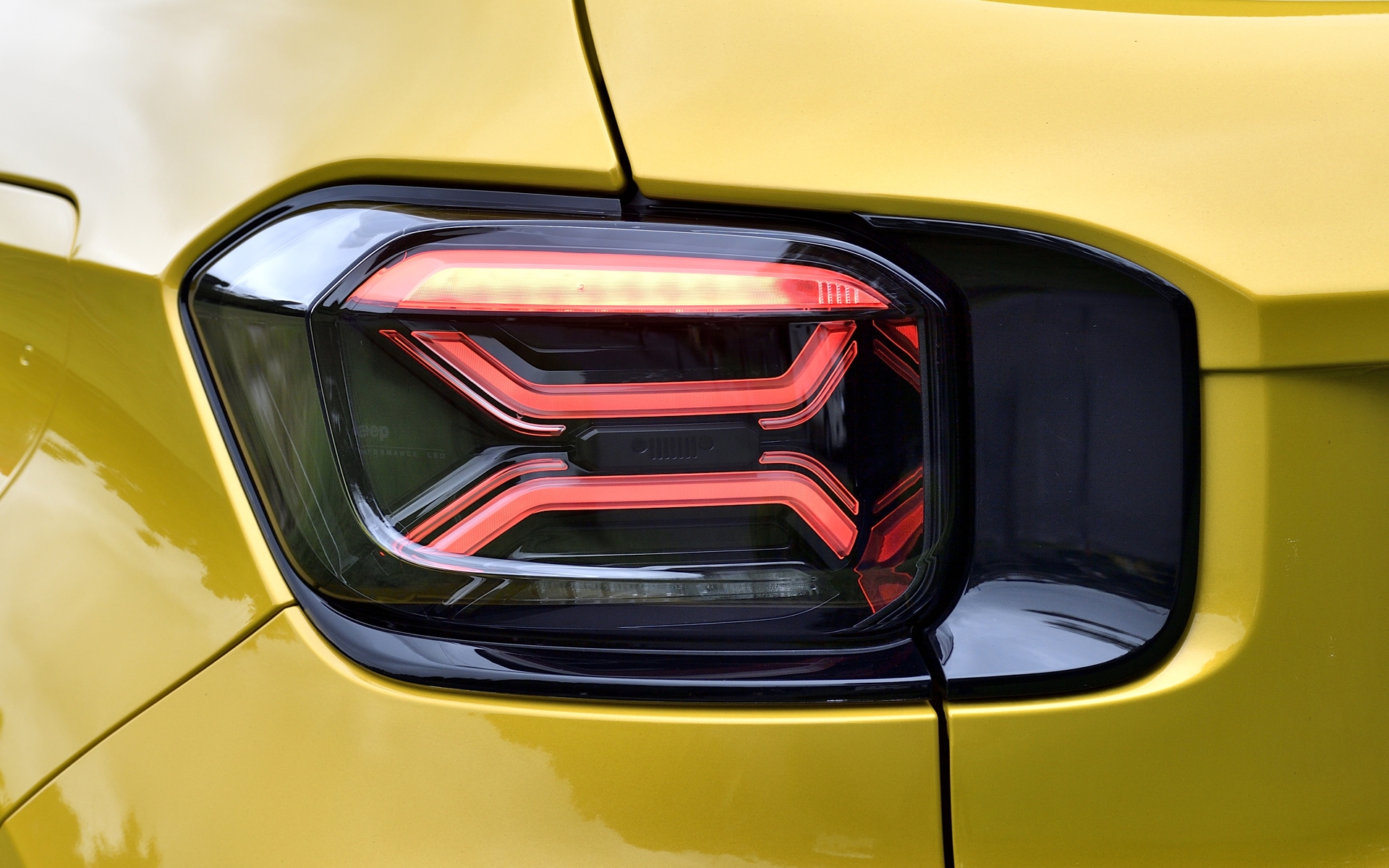 リアのシグネチャーライトはジェリー缶のデザインからインスパイアされた「X」のデザイン