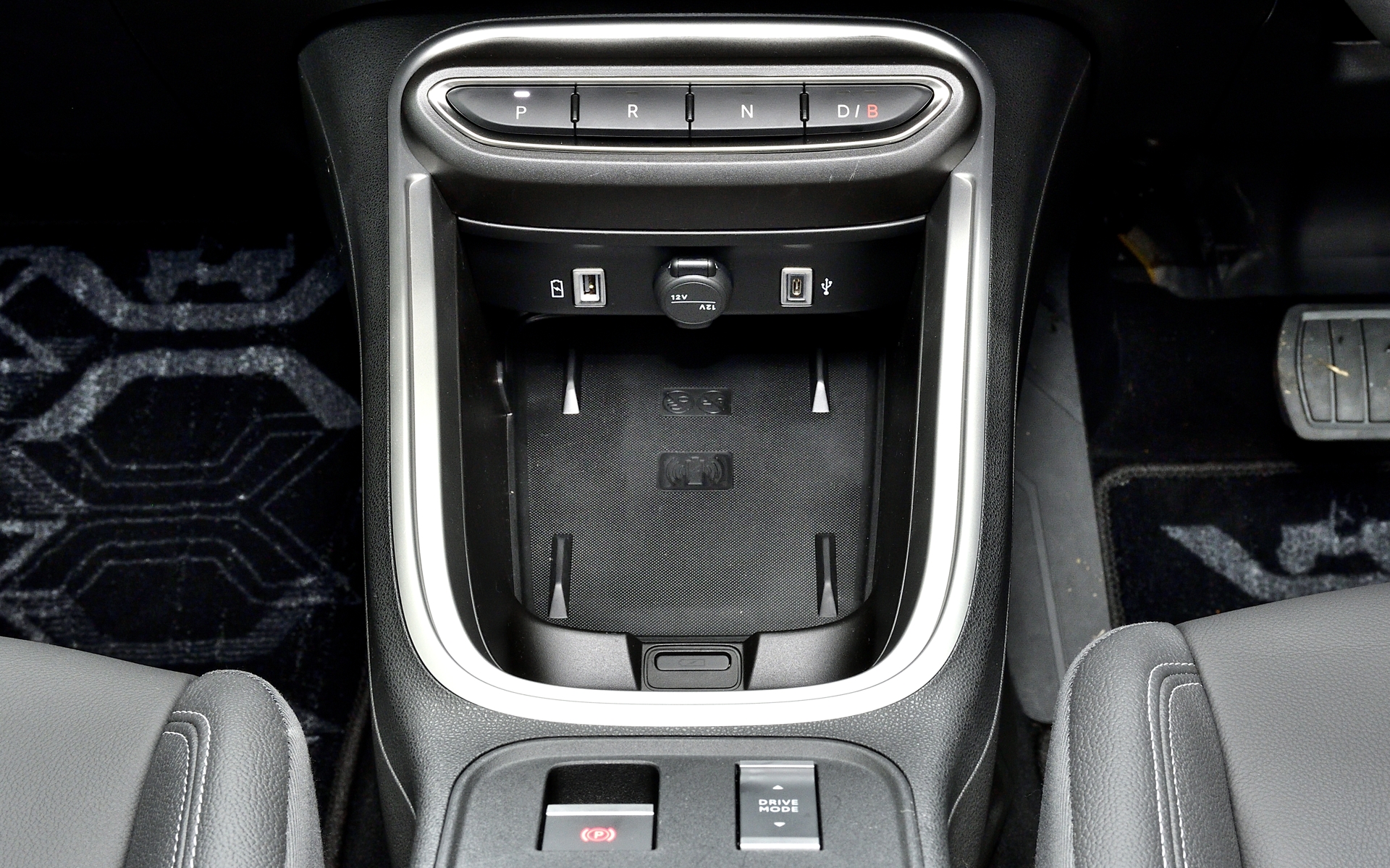 シフトはボタンタイプ。ワイヤレス充電装備も備える