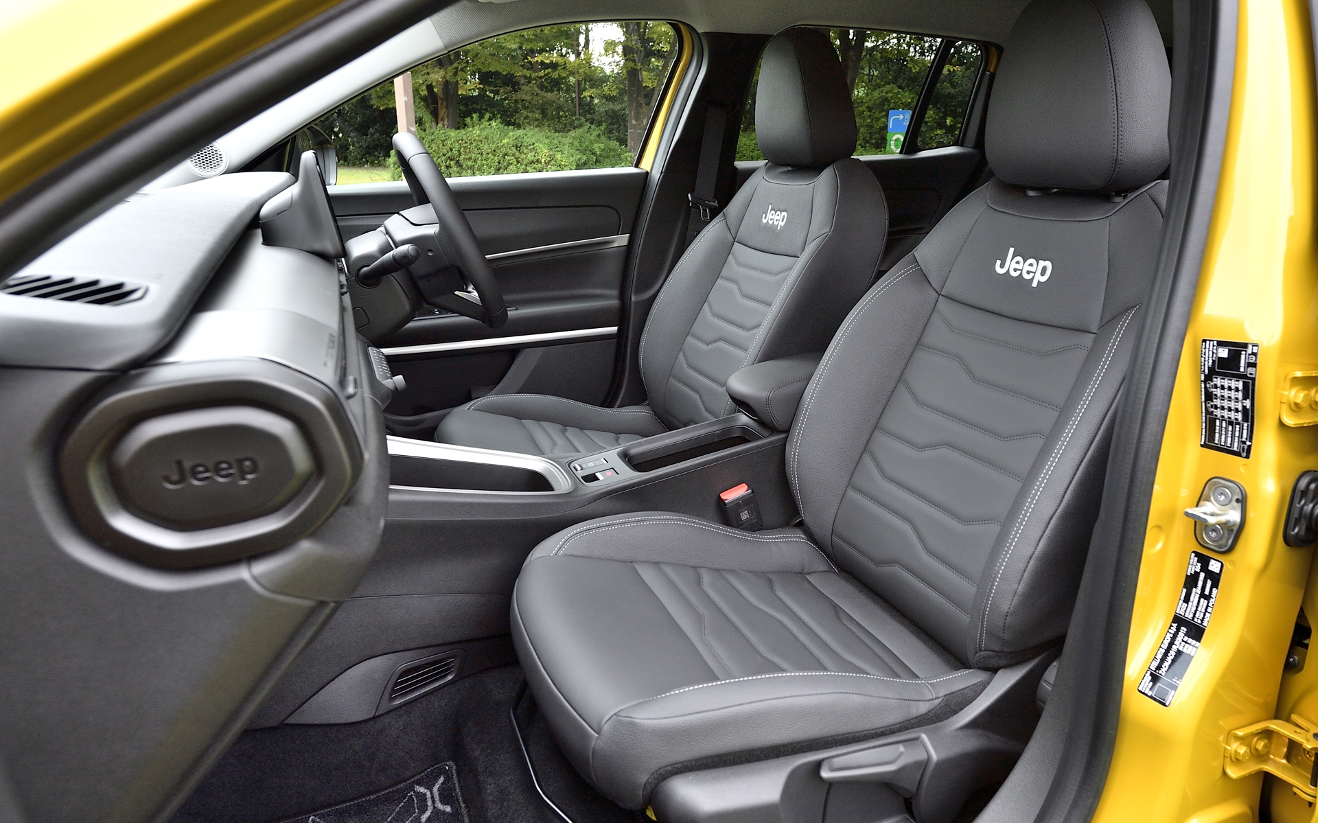 シート表皮はレザー。フロントはシートヒーターを備える