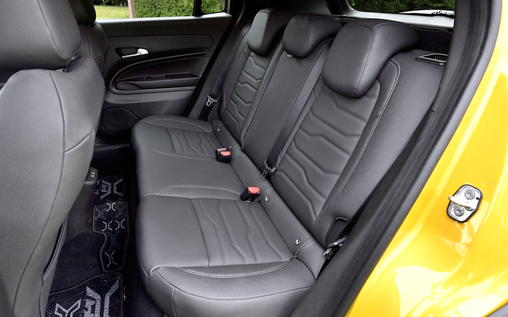 シート表皮はレザー。フロントはシートヒーターを備える