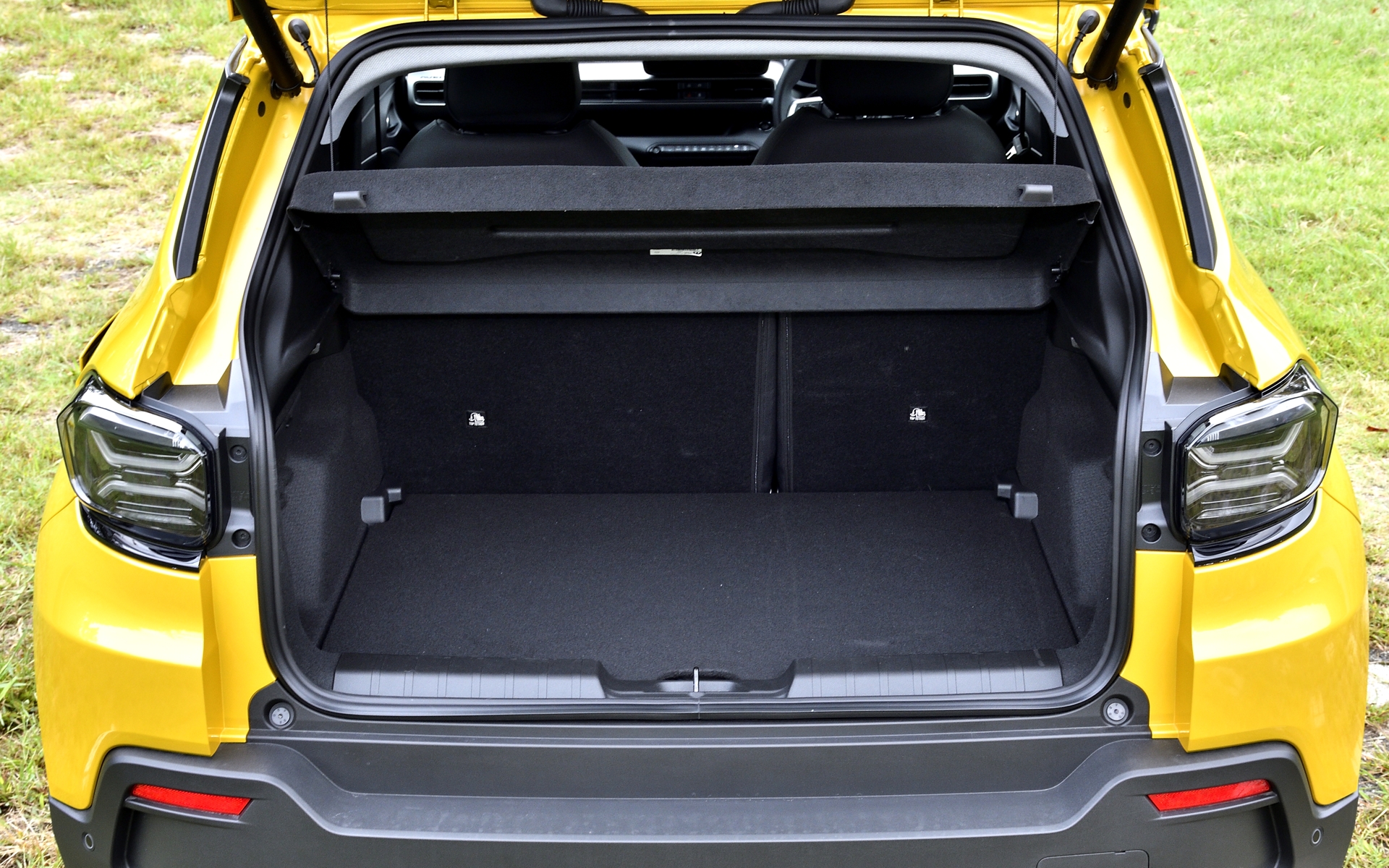 ラゲッジ容量はリアシート使用時で355Lを確保。6：4分割可倒シートを採用しているため、荷物の量によってアレンジができる