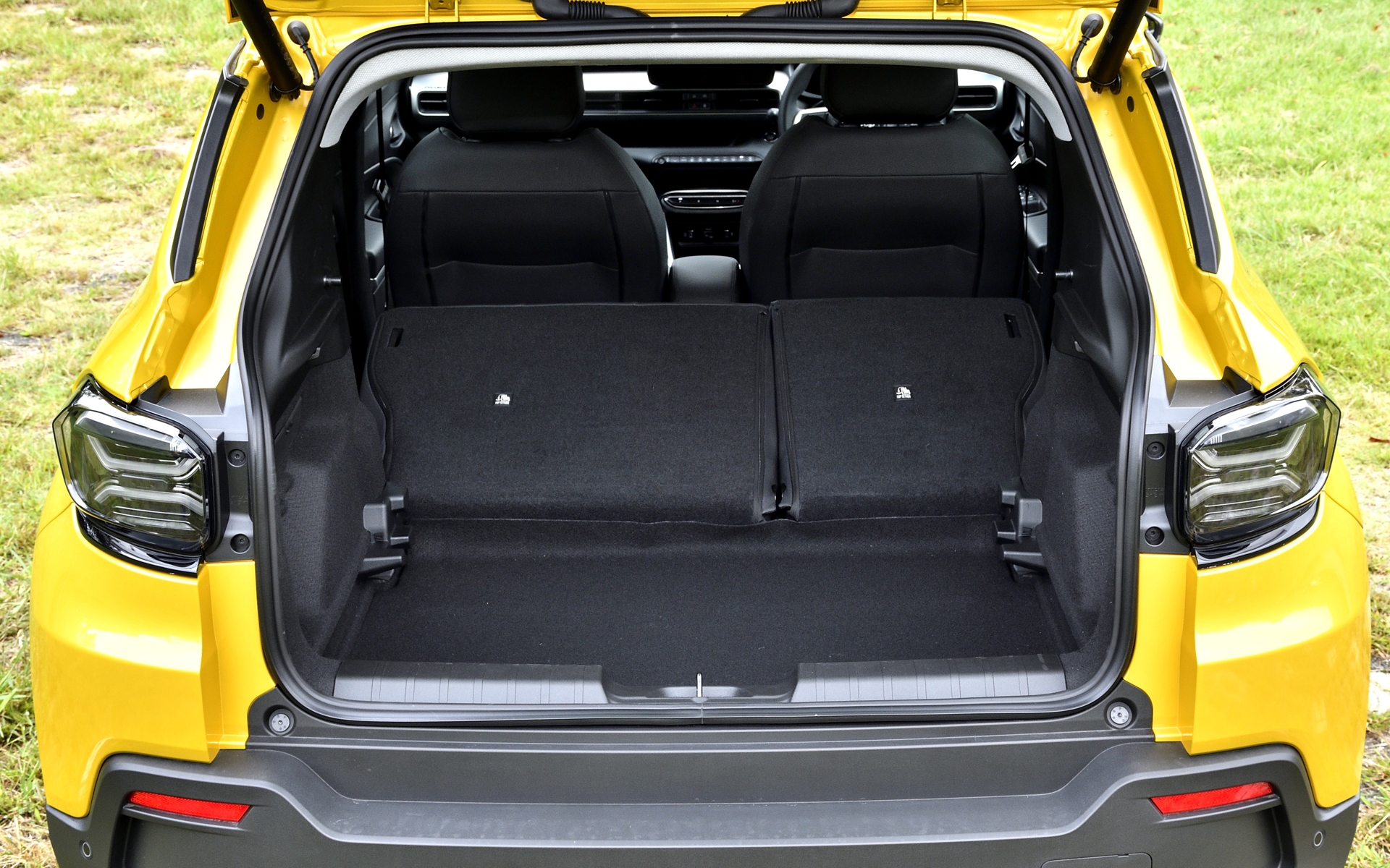 ラゲッジ容量はリアシート使用時で355Lを確保。6：4分割可倒シートを採用しているため、荷物の量によってアレンジができる