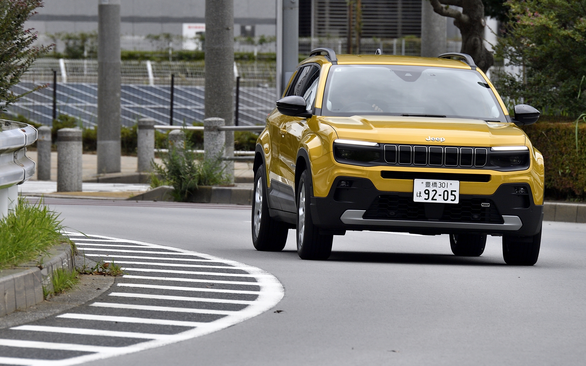 ジープ アベンジャー。駆動方式はFWD。足まわりはシャッキリ系