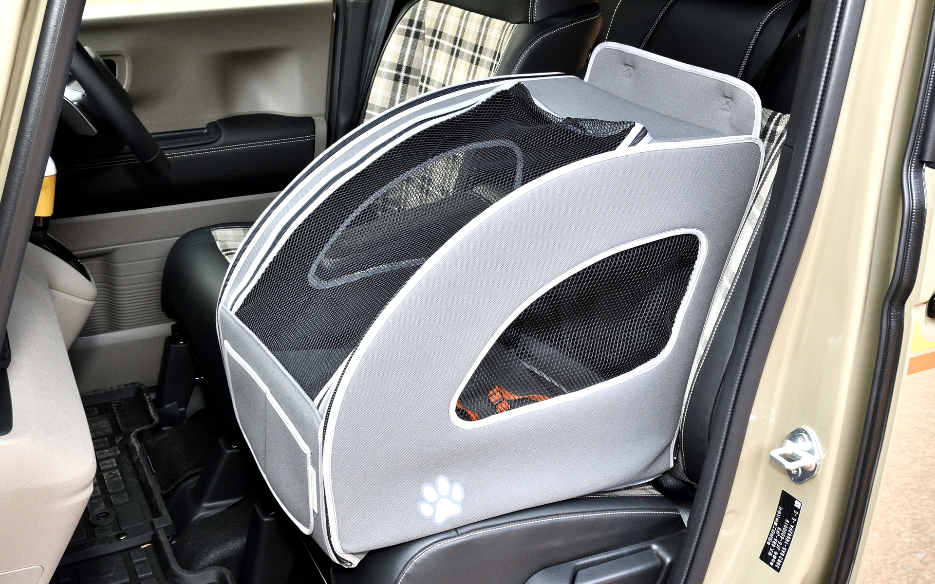 助手席に乗せるならエアバッグの展開も考慮した形状の「ペットシートプラスわん2（2万1450円）」が便利。また、一緒に「ペット車外飛び出し防止リード（Sサイズ3300円/Mサイズ3850円）」も使用する