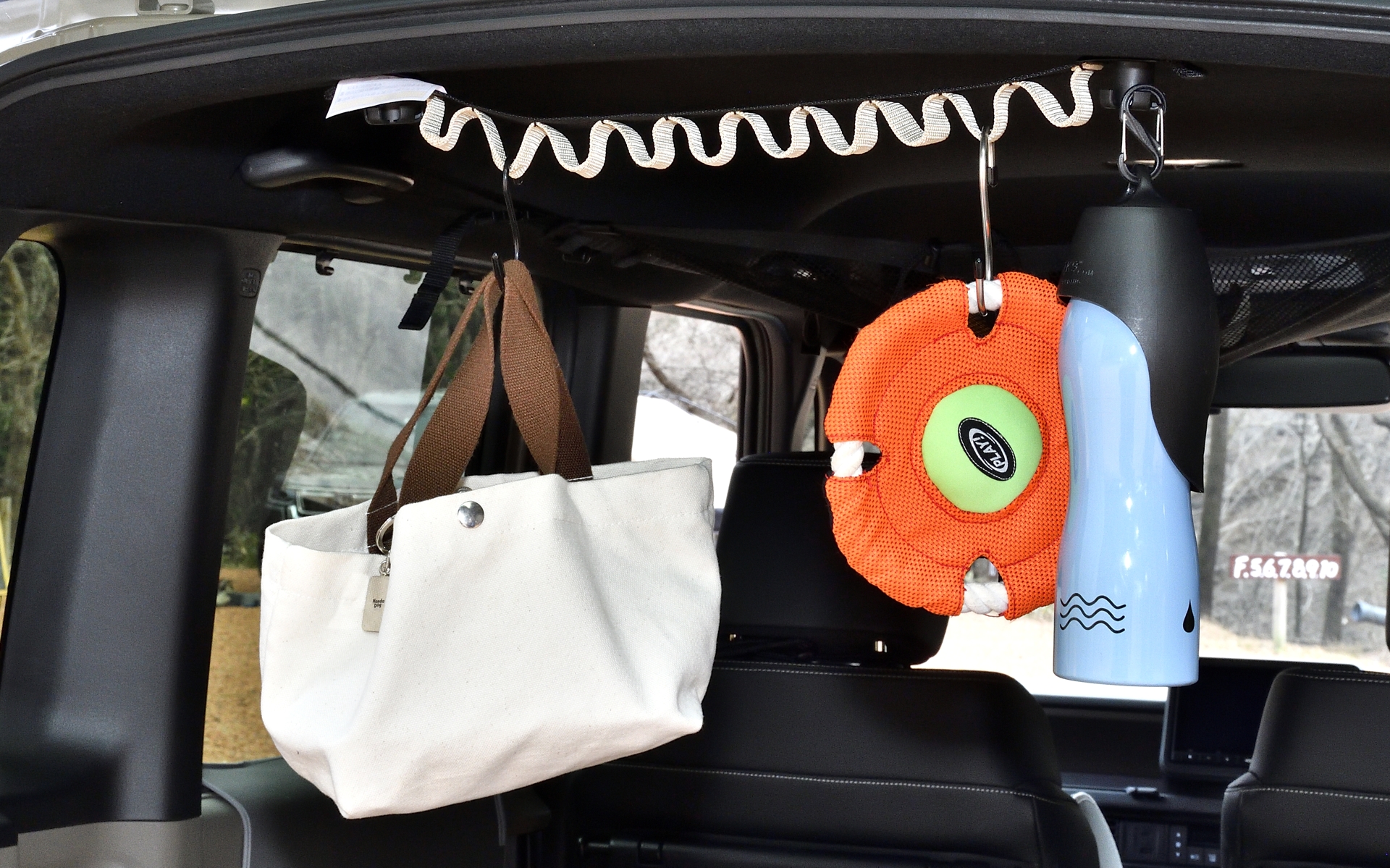 ペット用品ではないけれど、「ルーフユーティリティーフック（5500円）」はちょっとした小物をぶらさげるのに超便利