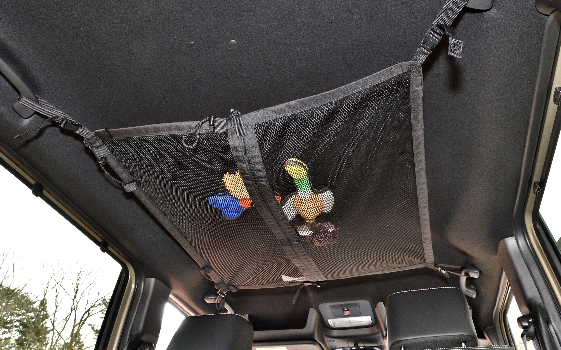 ペット用品ではないけれど、天井に小物を収納できる「ユーティリティーネット」は絶対に欲しいアイテム（1万1000円）