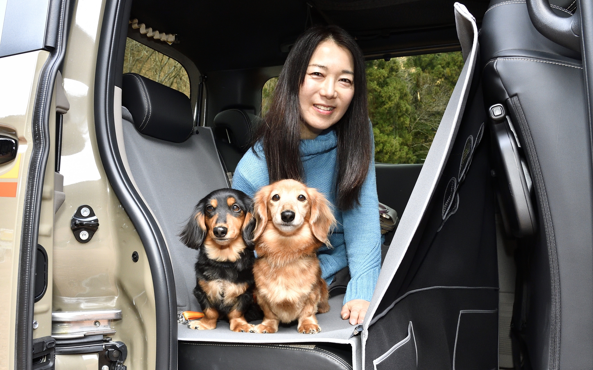 ペットシートマットにはジッパーが付いていて、半分だけを人が座れるようにもできる