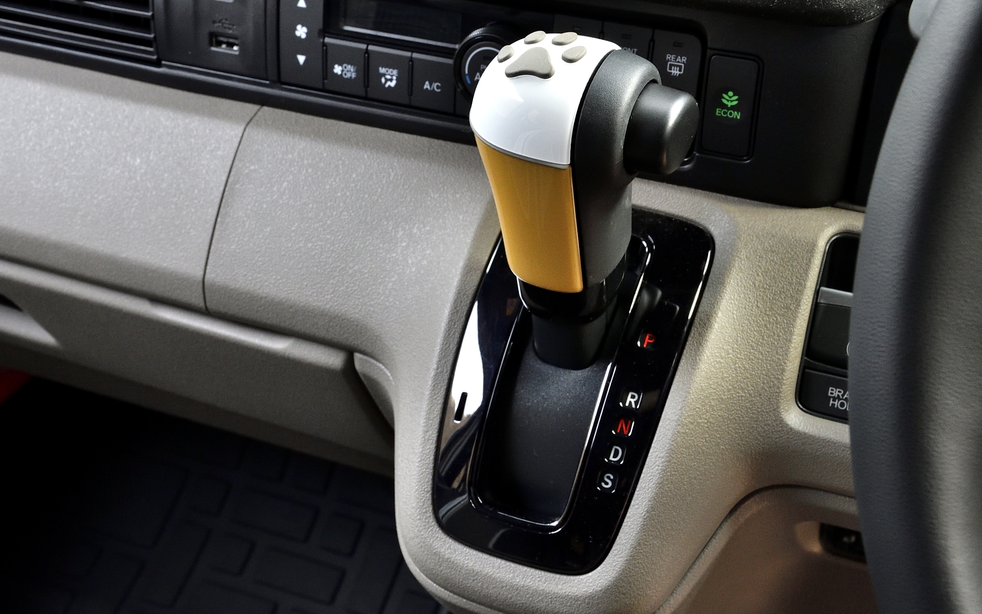 肉球のぷにぷに感触も楽しめる「ペットセレクトノブ（肉球）」は、くろ、しろ、しばの3色がある。価格は1万1000円