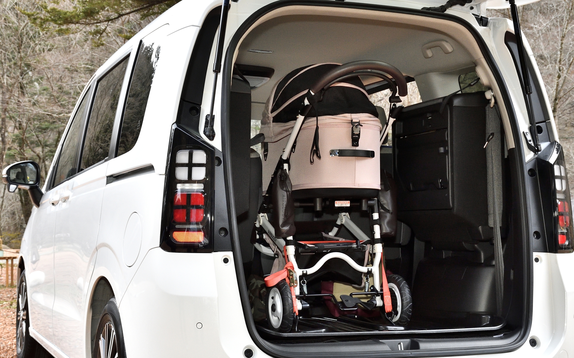 フリードは荷室に高さがあり、バギーもそのまま詰めてしまう便利さ。しかも左右に跳ね上げた3列目シートの固定金具にS字フックなどを引っかければバギーの固定も手軽にできる
