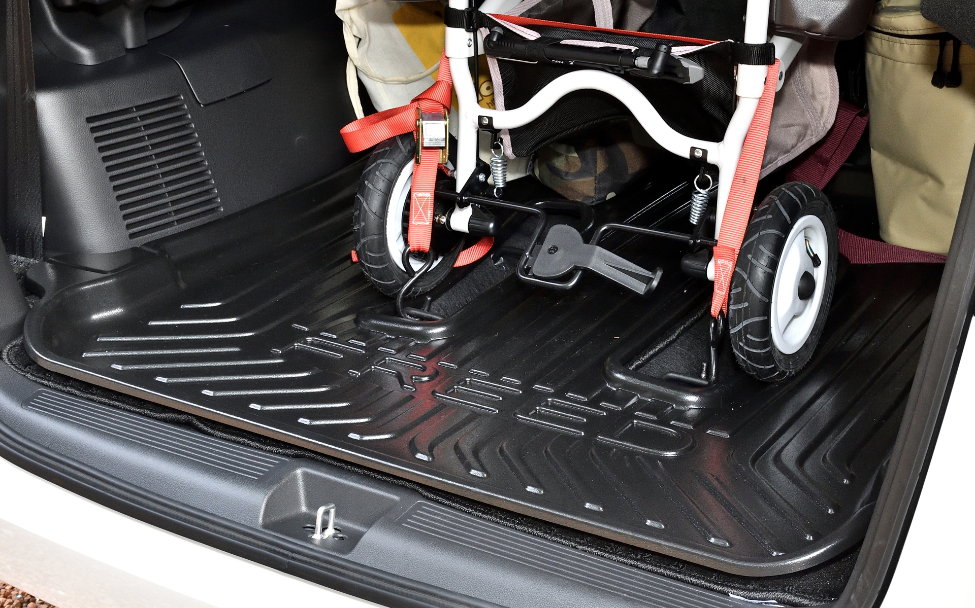 フリードは荷室に高さがあり、バギーもそのまま詰めてしまう便利さ。しかも左右に跳ね上げた3列目シートの固定金具にS字フックなどを引っかければバギーの固定も手軽にできる