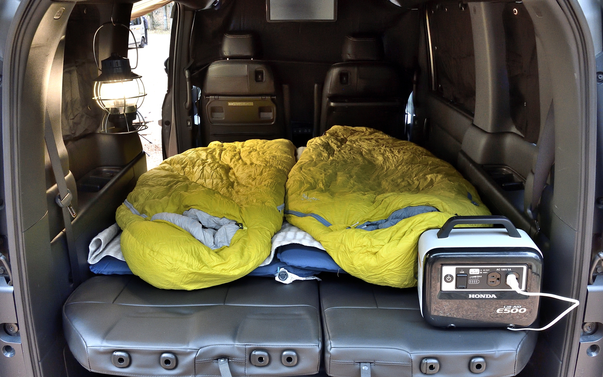 厚手の寝袋であればマットはなくても大丈夫とのことだが、今回は空気で膨らませるタイプの薄手のマットを使用。さらに電気毛布と電源となるバッテリパック、冬山でも寝られる寝袋と、必要最低限の装備にしたという