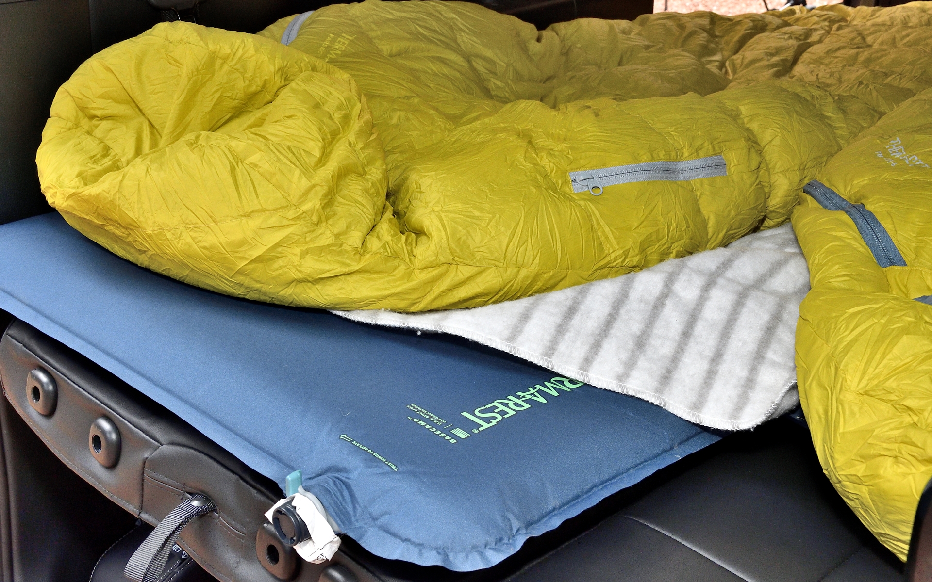 厚手の寝袋であればマットはなくても大丈夫とのことだが、今回は空気で膨らませるタイプの薄手のマットを使用。さらに電気毛布と電源となるバッテリパック、冬山でも寝られる寝袋と、必要最低限の装備にしたという