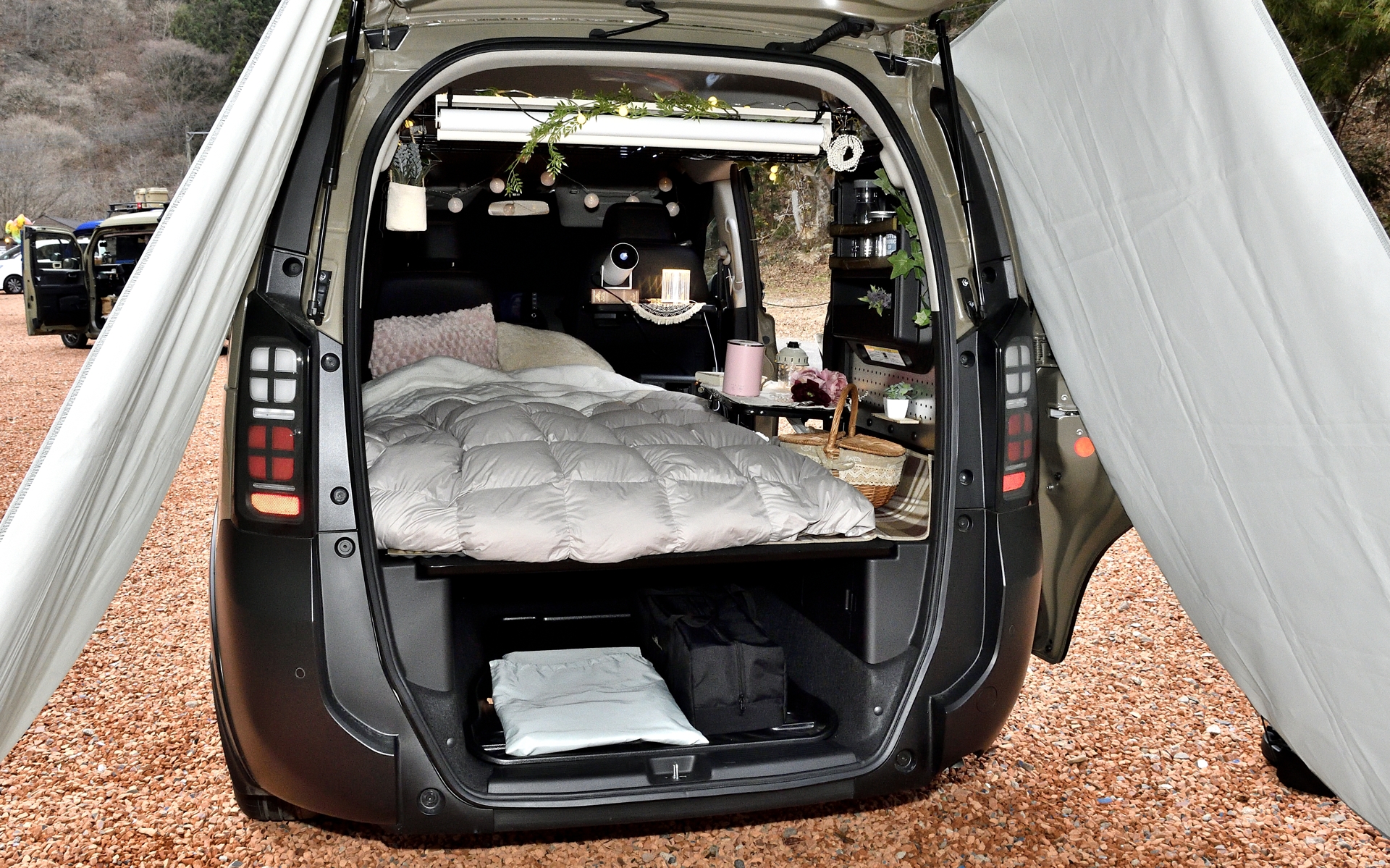 クロスターはラゲッジボードの下に収納スペースがあるのでかなり便利