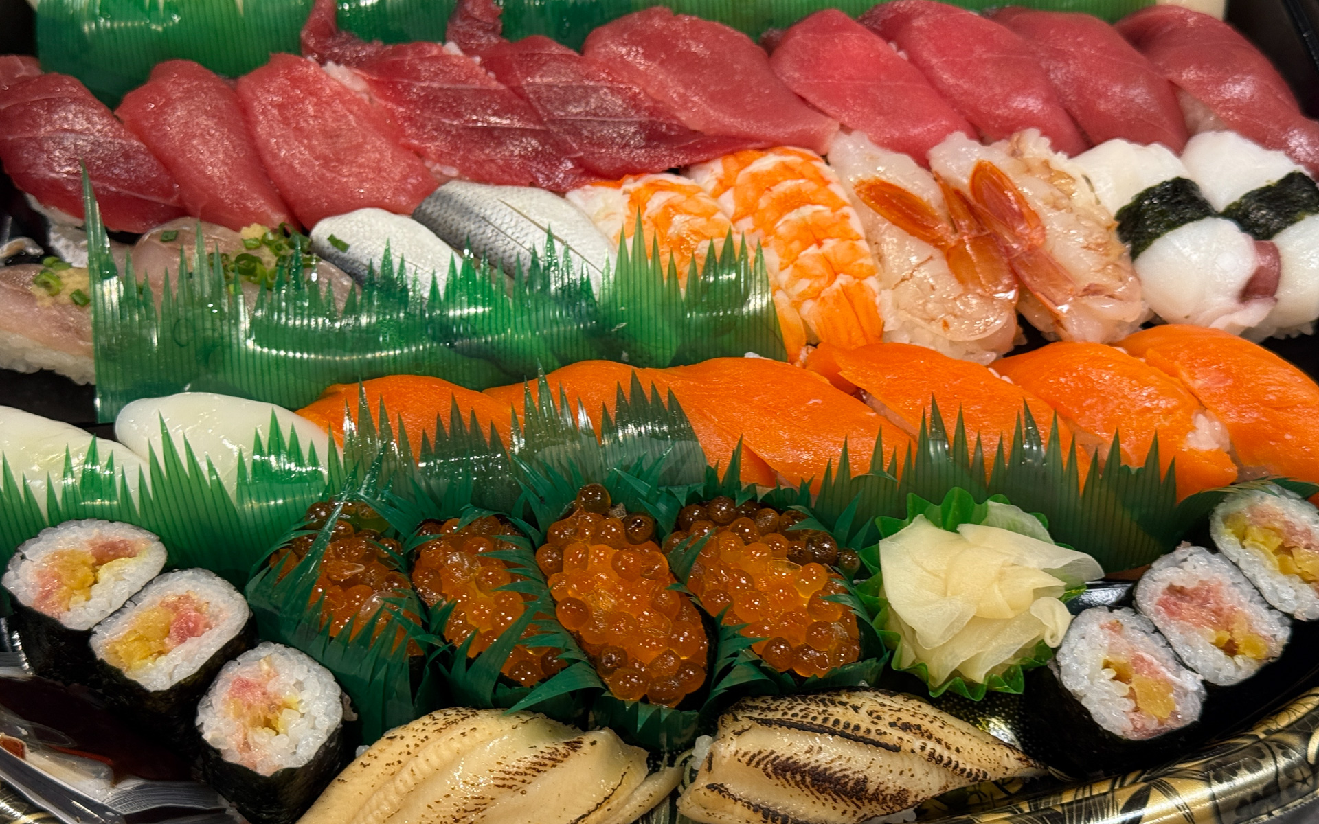 写真は都内某所で振る舞われたすしざんまいのお寿司。何の会合なのかはトップシークレットなので語ることはできない