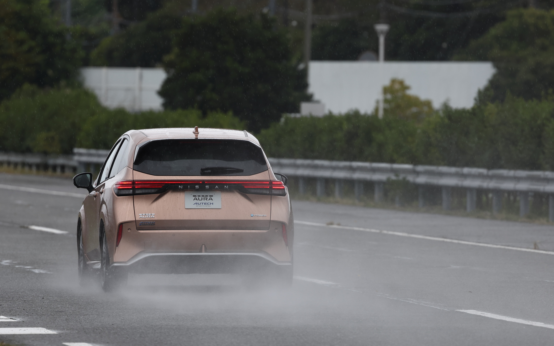 あいにくのウェット路面だったが、楽しくてついついアクセルを踏む量が増えていた