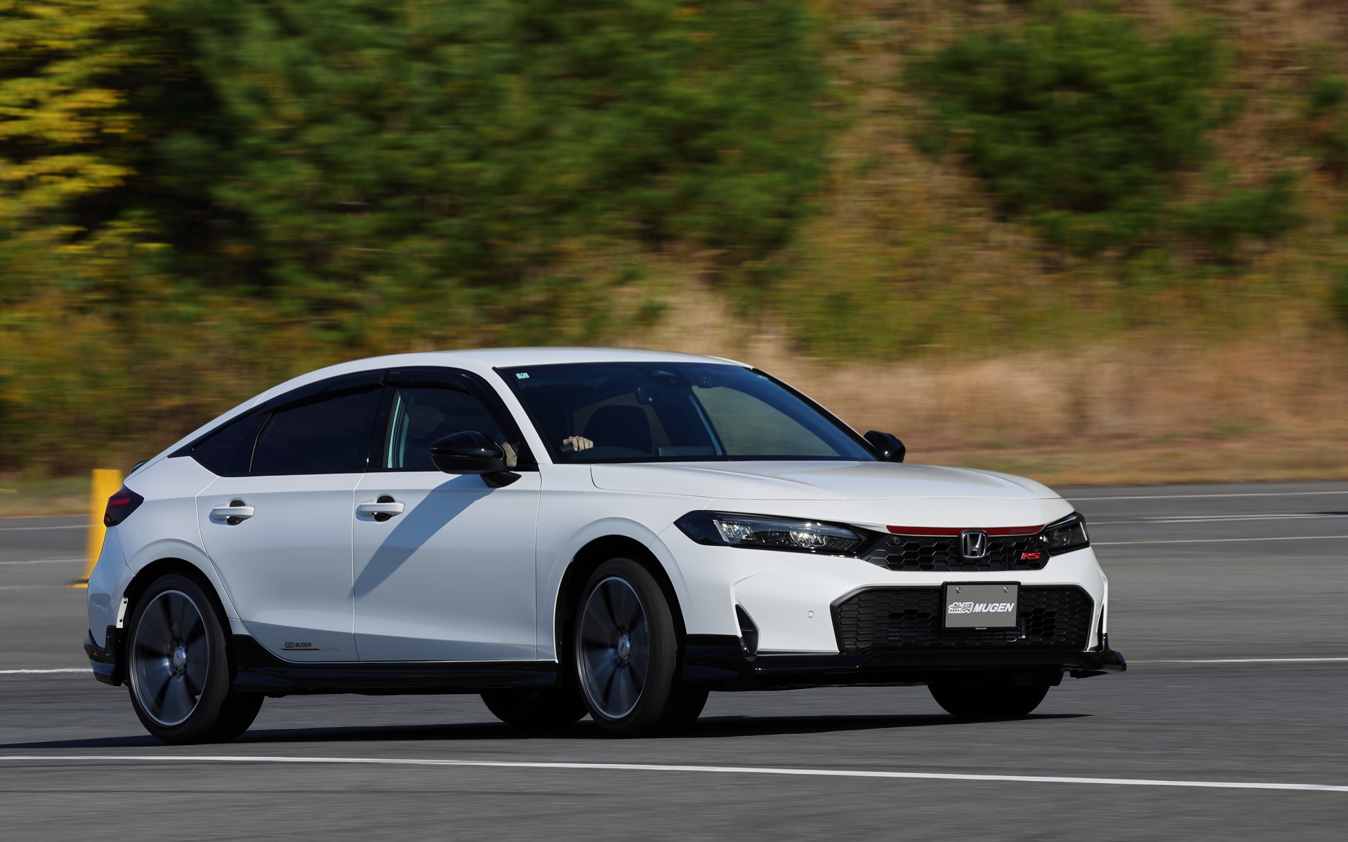 無限シビックRSの足さばきは、フラットなもてぎ南コースでは軽やかに感じられた