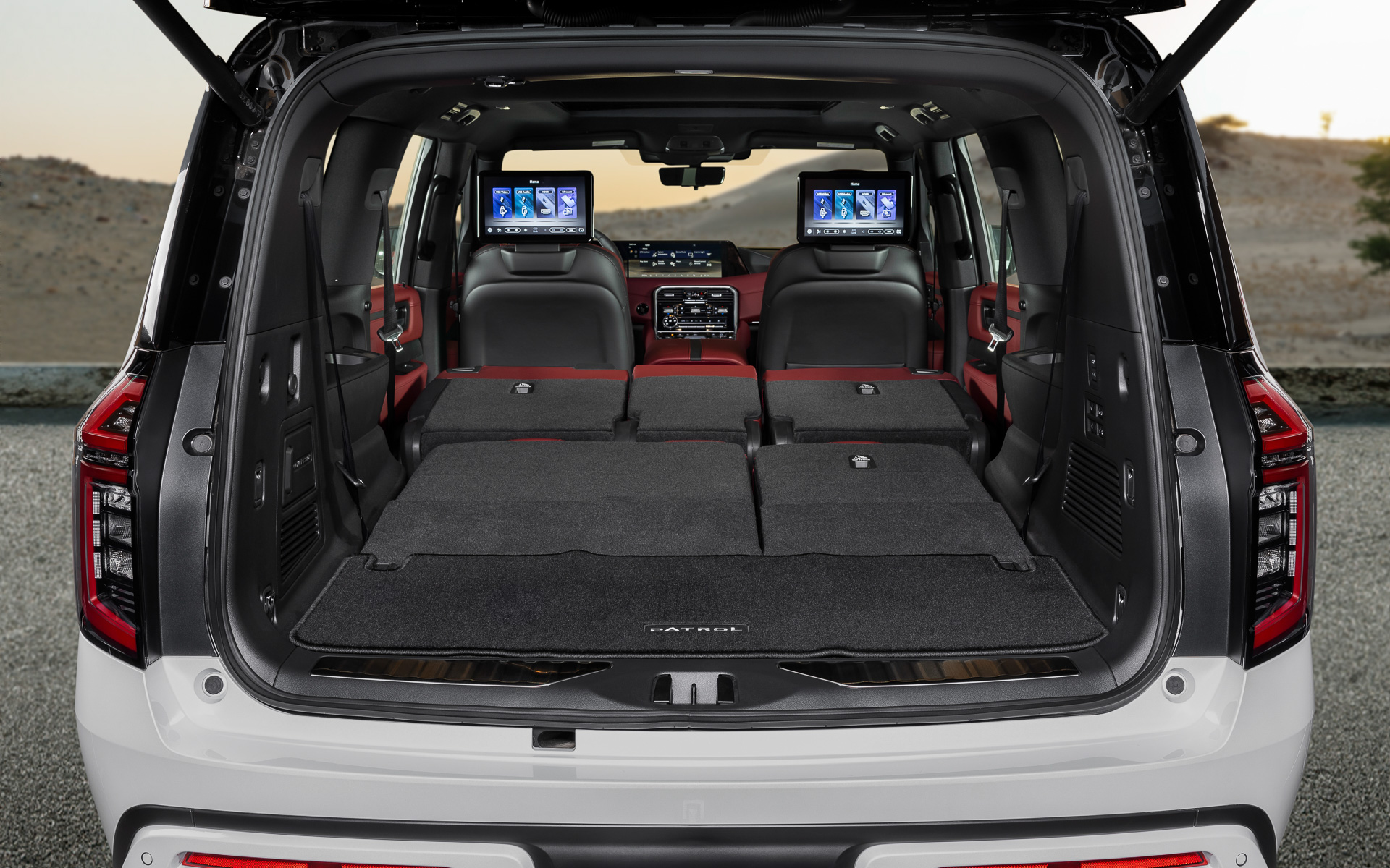 新型パトロールのシートレイアウトは2＋3＋3の8人乗り