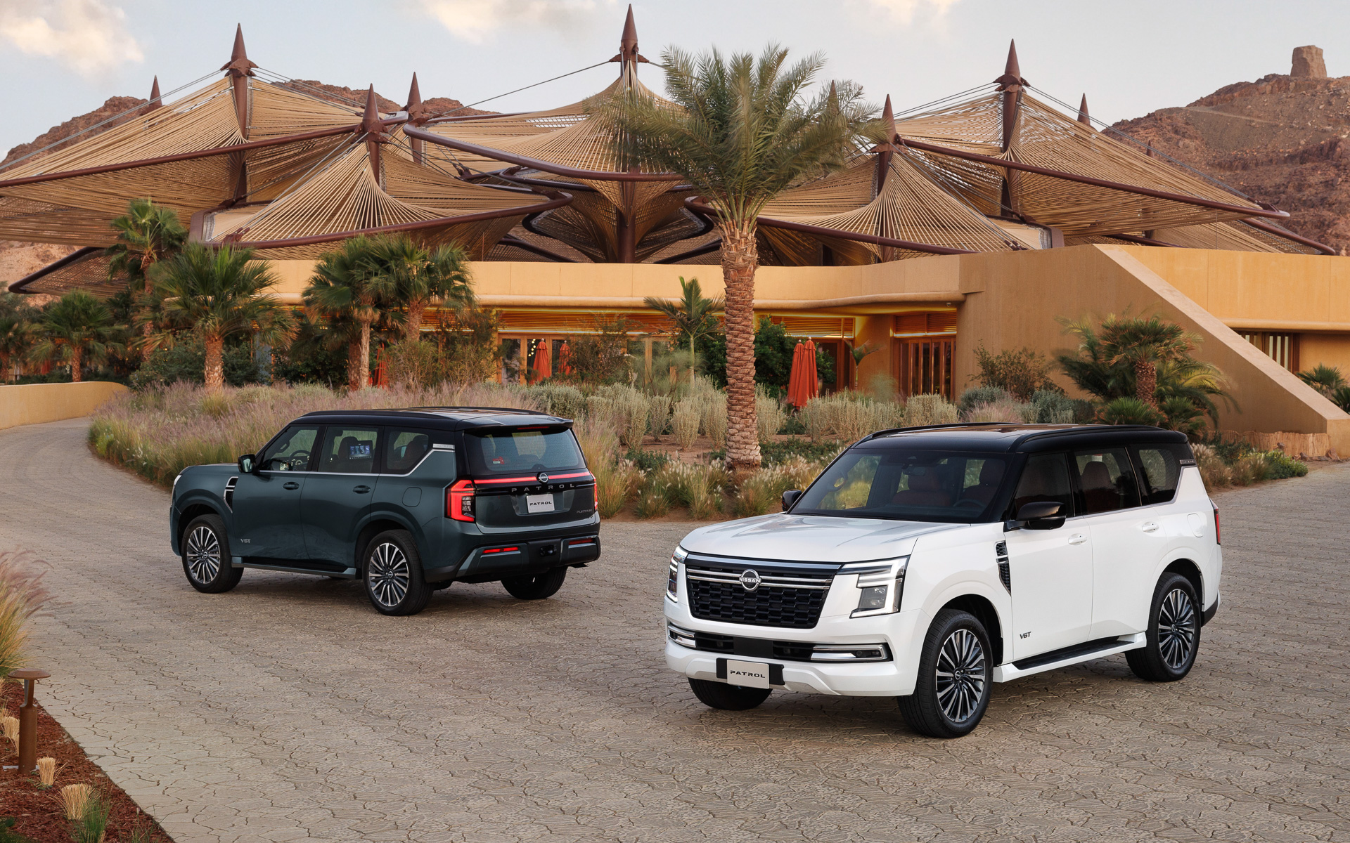 エクステリアコンセプトは「unbreakable（壊れることのない頑丈性）」。フロントのVモーショングリルの左右に配したC形のヘッドライトにアダプティブ ドライビング ビーム（ADB）技術を採用したほか、22インチの合金ホイールによって存在感を高めるとともに優れたオフロード性能に必要なロードクリアランスを実現