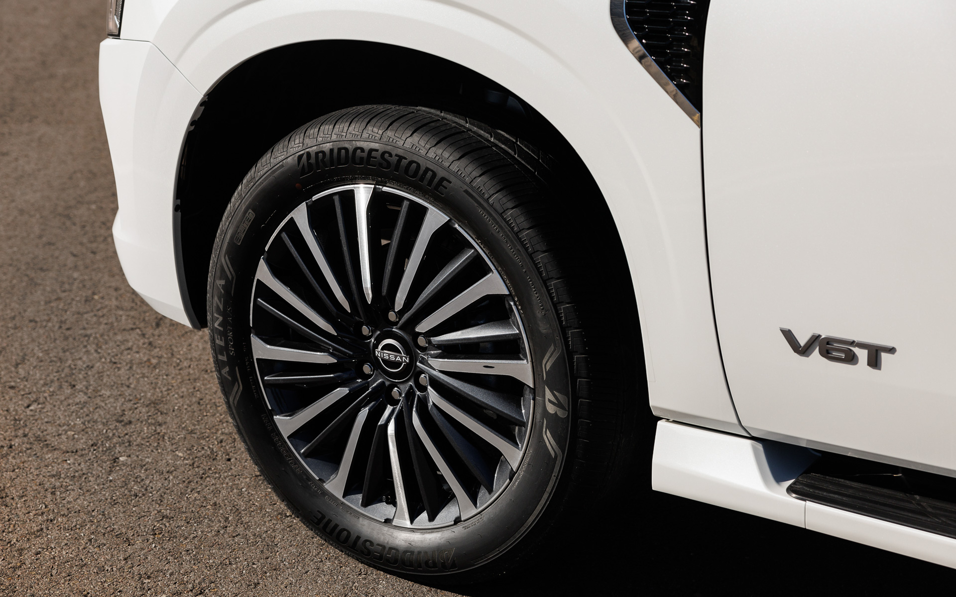 エクステリアコンセプトは「unbreakable（壊れることのない頑丈性）」。フロントのVモーショングリルの左右に配したC形のヘッドライトにアダプティブ ドライビング ビーム（ADB）技術を採用したほか、22インチの合金ホイールによって存在感を高めるとともに優れたオフロード性能に必要なロードクリアランスを実現