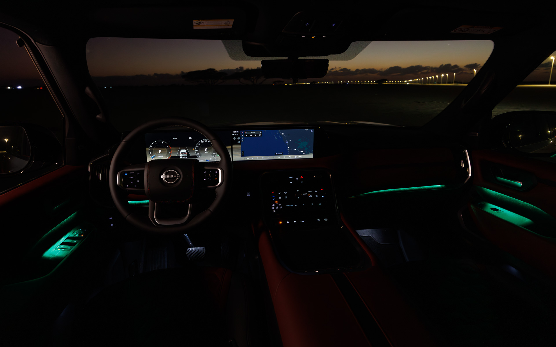 インテリアは快適さと最先端のテクノロジーが調和するよう設計され、2つの14.3インチのディスプレイを配したインフォテインメントシステムはGoogle ビルトインを搭載した日産コネクト2.0を採用。64色から選べるアンビエントライトシステムも備えた