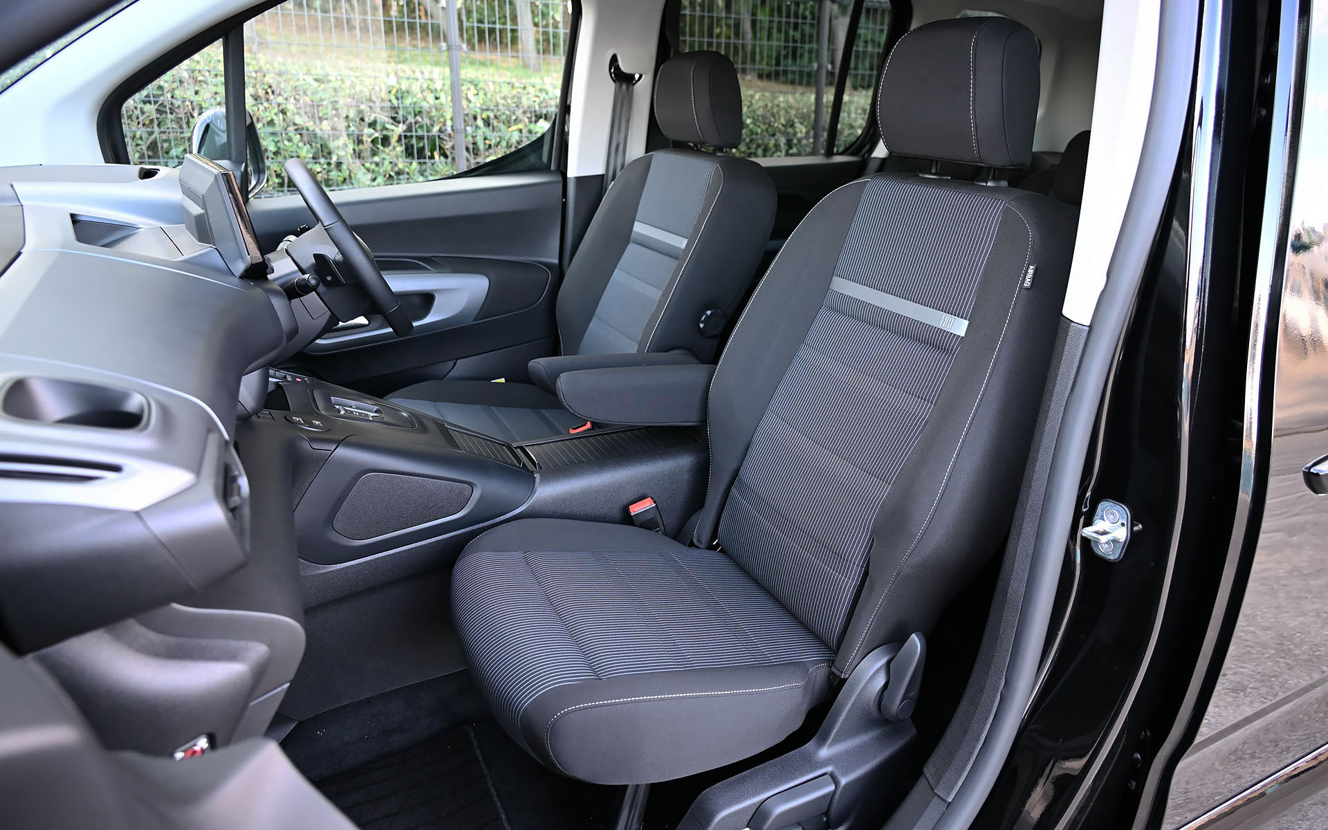 フロントシート。シート表皮はファブリック。シルバーのラインには「FIAT」ロゴが刻まれる