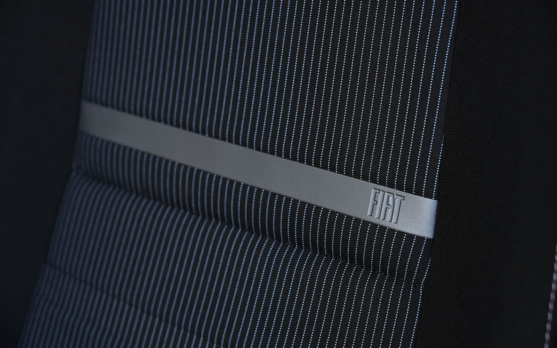 フロントシート。シート表皮はファブリック。シルバーのラインには「FIAT」ロゴが刻まれる