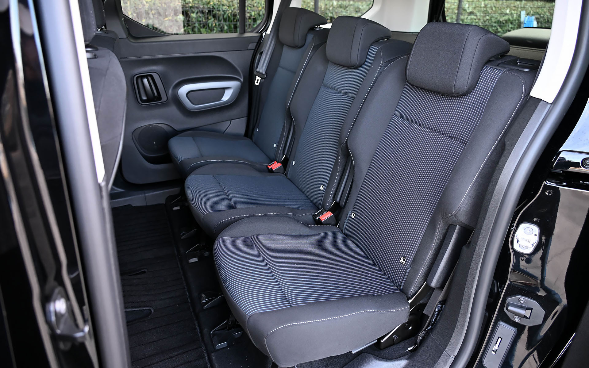 リアシートは3座独立で、フォールディング機能を備える