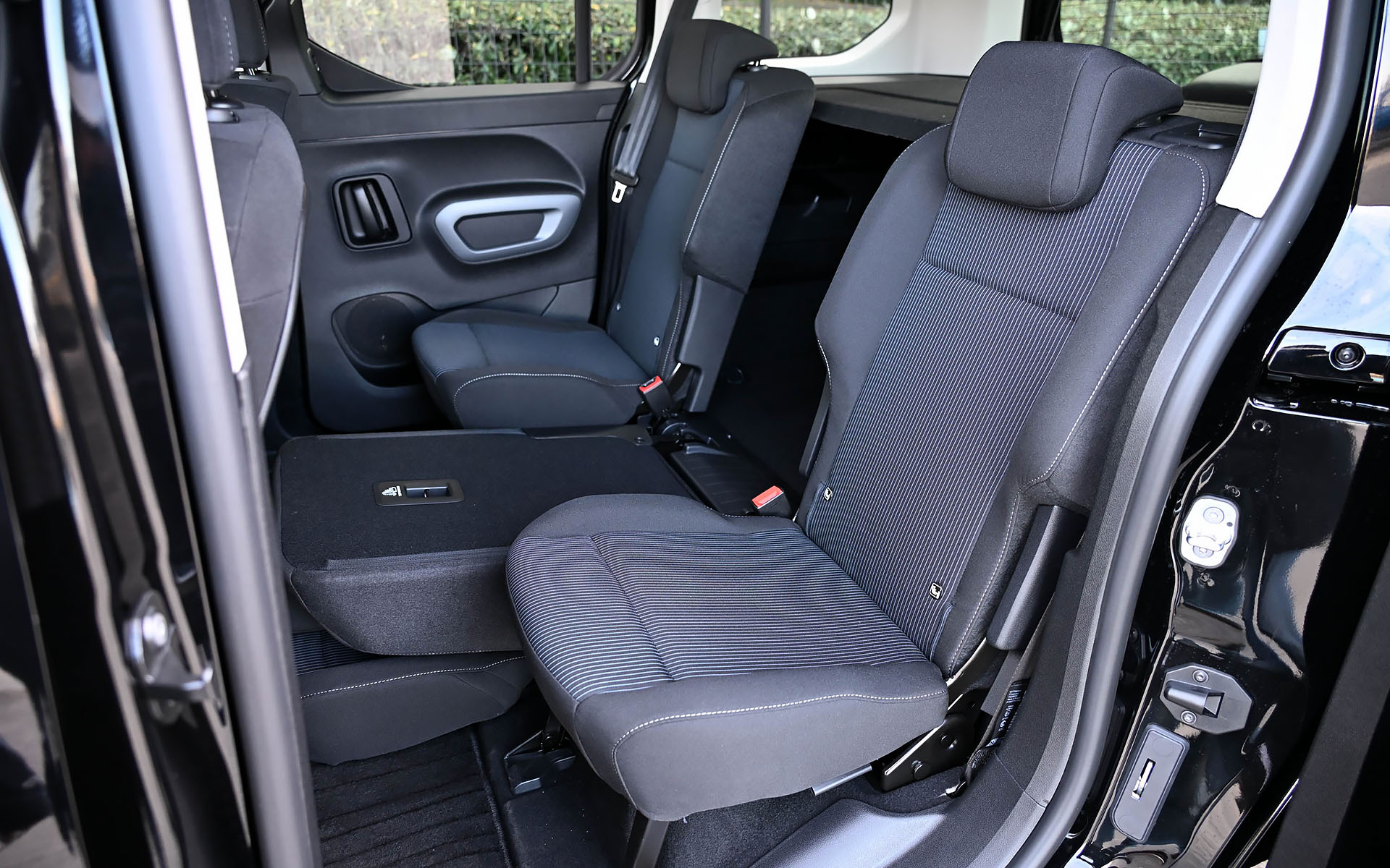 リアシートは3座独立で、フォールディング機能を備える