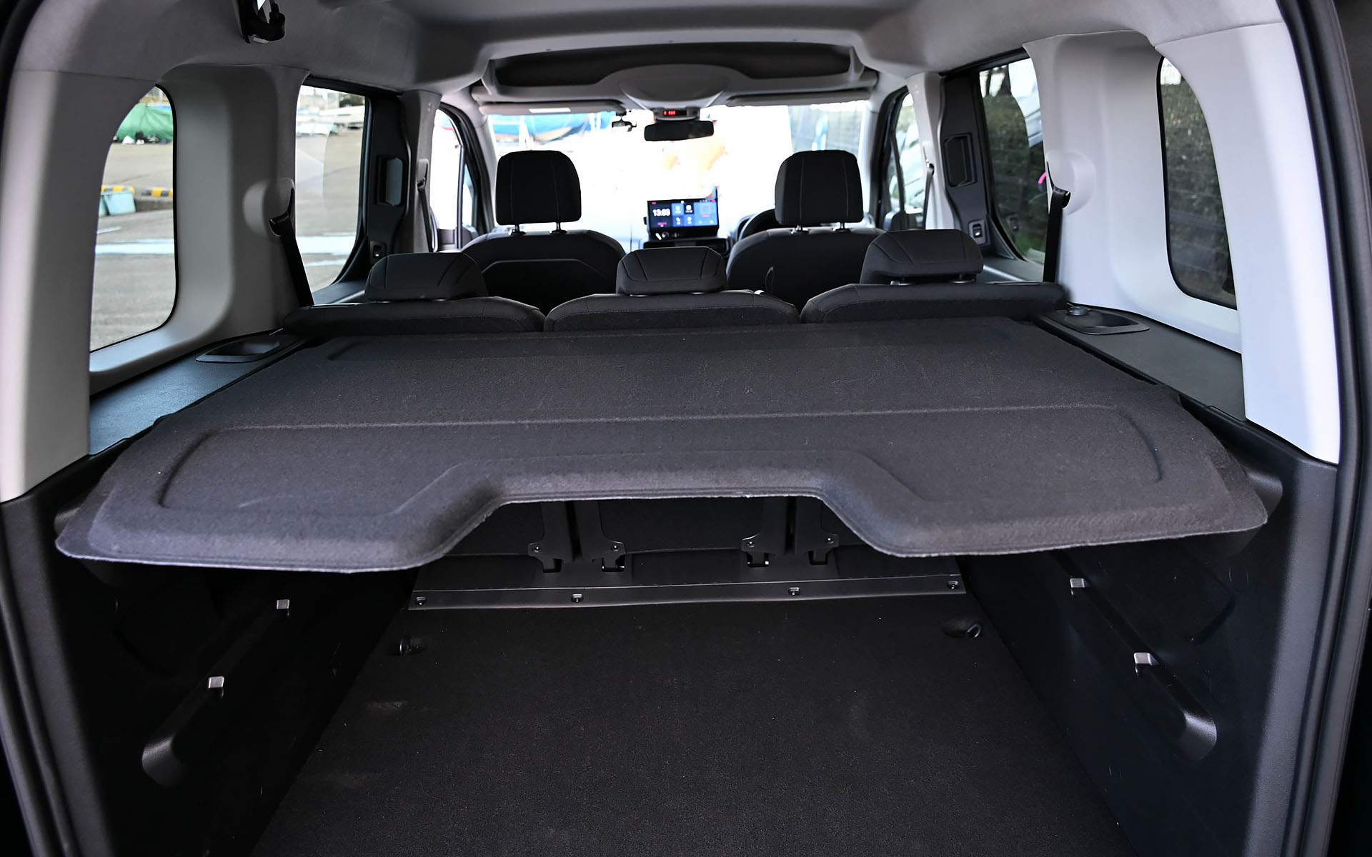 フレキシブルラゲッジトレイは2段階に高さを調節可能