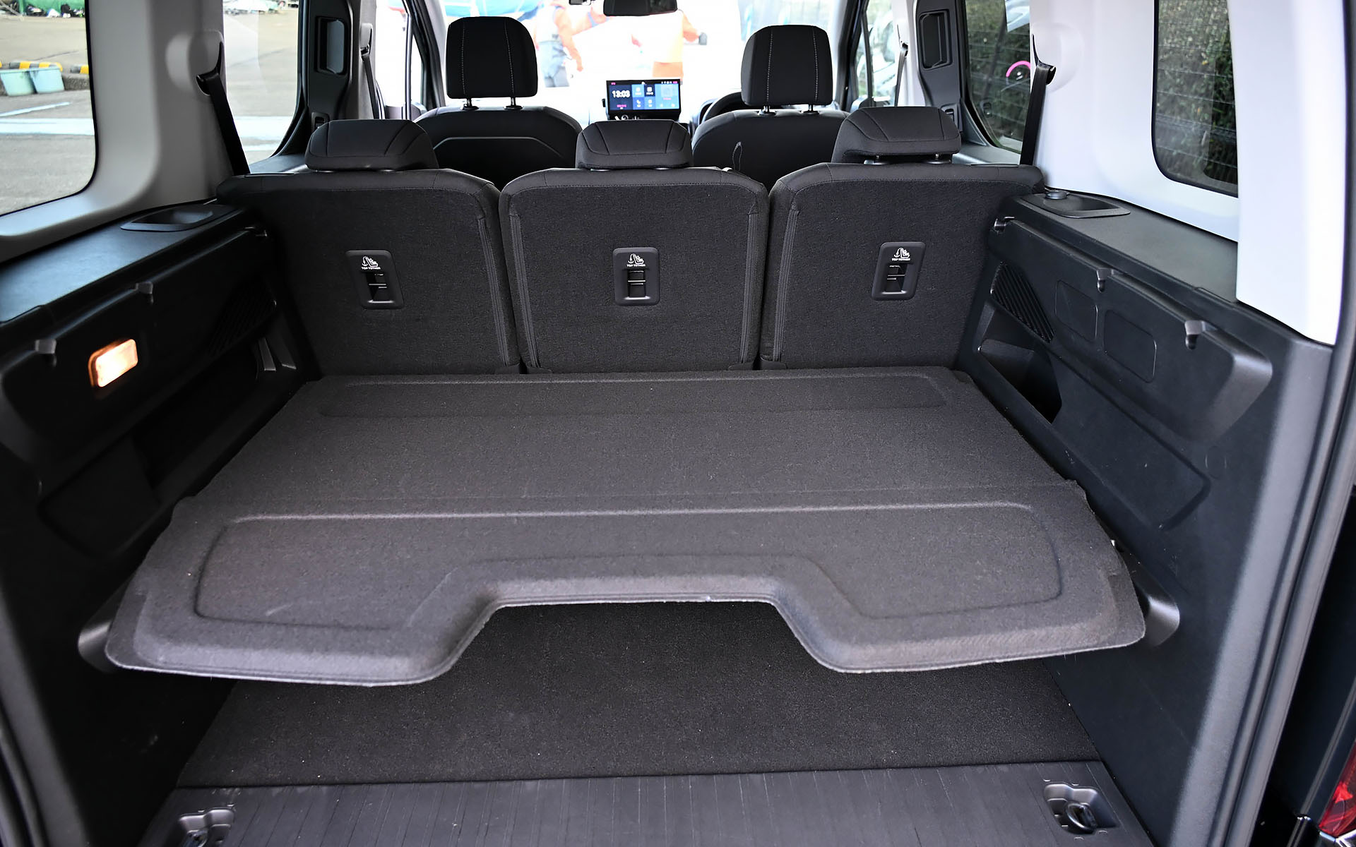 フレキシブルラゲッジトレイは2段階に高さを調節可能