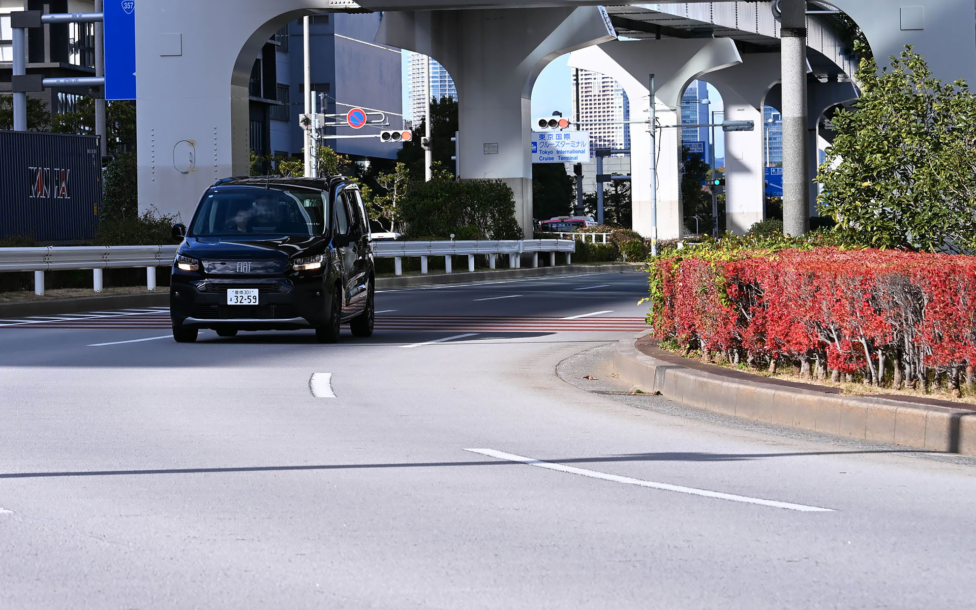 街中を走るドブロ