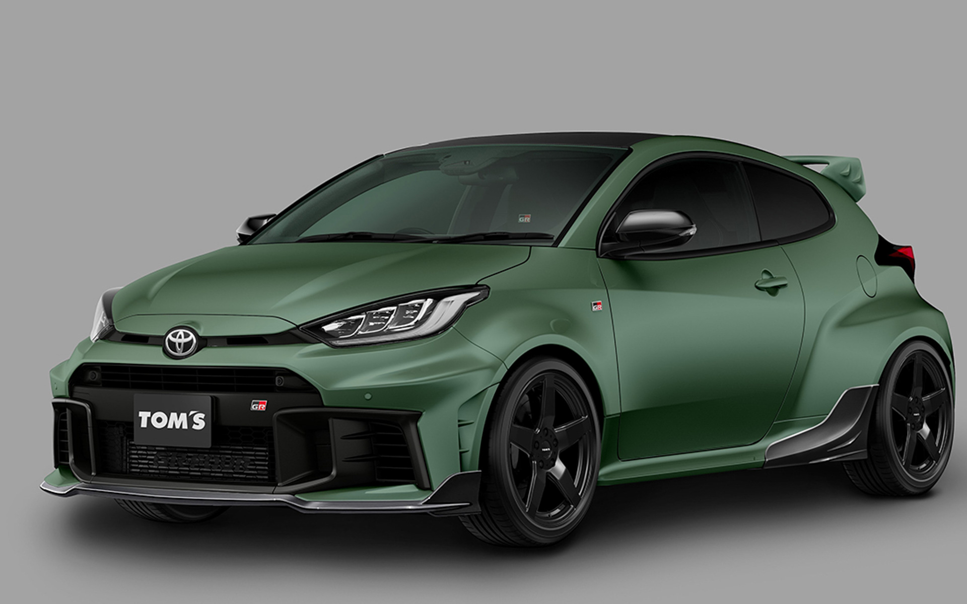 「GR ヤリス」：車両のポテンシャルを最大限に引き出すため、レーシングスピリットを存分に注入しカスタマイズを実施。SUPER FORMULA譲りのグリーンのボンネットフードラインや随所に散りばめたアクセントで、トムスのレーシングDNAを象徴。機能的でスポーティな雰囲気を醸し出す「GR ヤリス」は、鋭い加速フィールや俊敏なフットワークなど、ハッチバック車に求められる性能も研ぎ澄まし、本気のサーキット走行から愉しい街乗りまで、レーシングスピリットを日常に解き放つ、トムスならではのカスタマイズカー