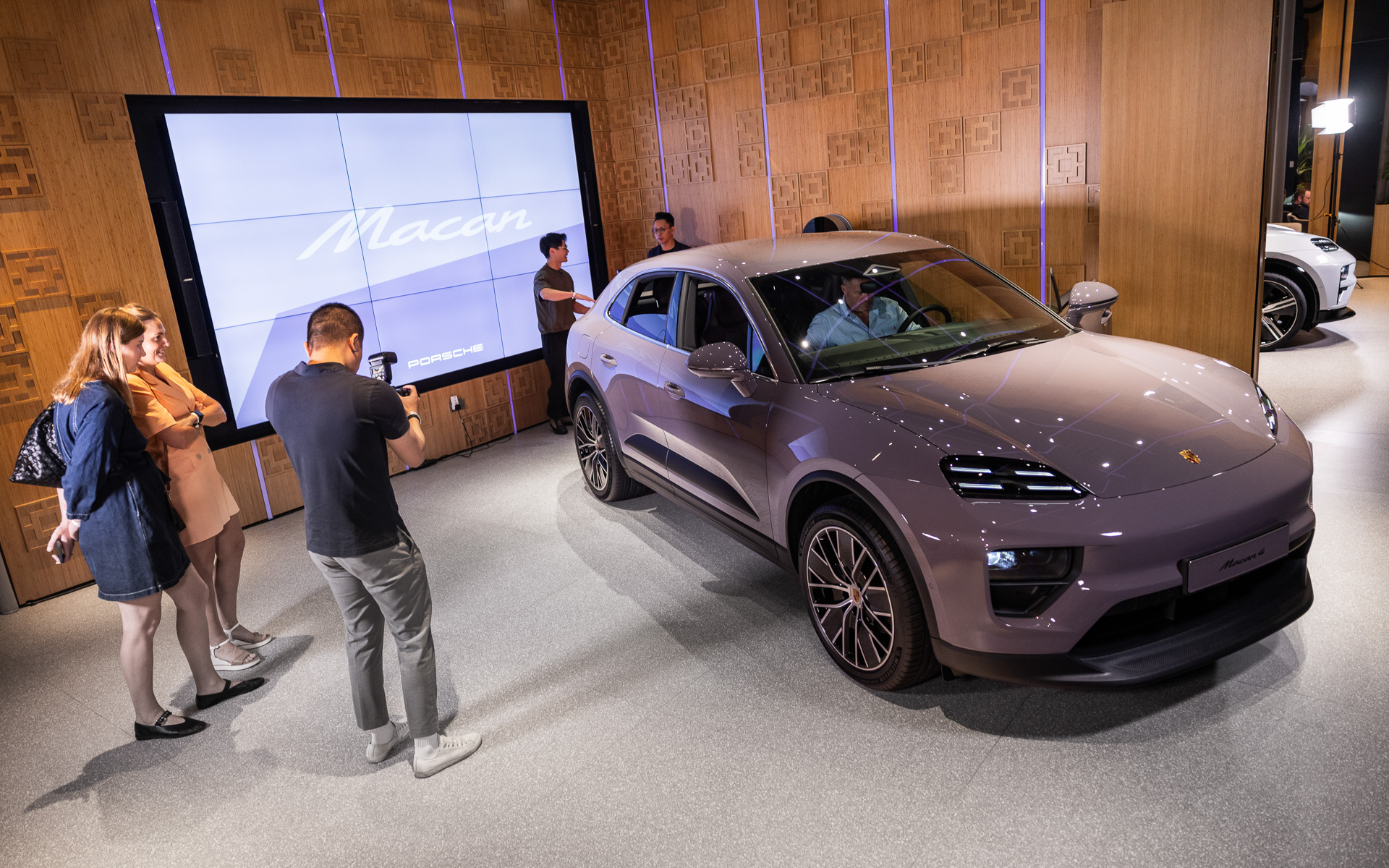 1月のワールドプレミアイベントではマカン4とマカンターボを披露。いずれもフロントとリアのアクスルに最新世代の永久励磁型PSM電気モーターを搭載する4WD仕様だが、ベースモデルのマカンは主に高効率と航続距離に重点を置いた後輪駆動仕様。マカン4Sはマカン4とマカンターボの間に位置するグレードとなり、マカン4/マカンターボと同様に電子制御のポルシェトラクションマネジメント（ePTM）システムが搭載され、従来の全輪駆動システムよりも約5倍速く前輪と後輪の間で駆動力を分配するという