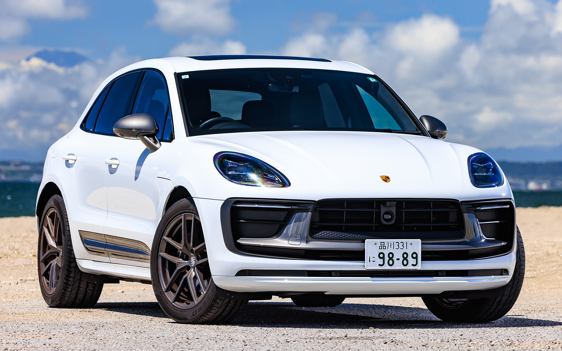 2022年2月に予約受注を開始したマカンT（925万円）はこれまで「911」や「718」に限定されていた“T”の名称を備えた最初の4ドアスポーツカー。足まわりではポルシェモデルとして唯一となる、車高を15mm低く設定したポルシェアクティブサスペンションマネジメント（PASM）を備えたスチールサスペンションを標準装備。ボディサイズは4726×1927×1606mm（全長×全幅×全高）、ホイールベースは2807mm