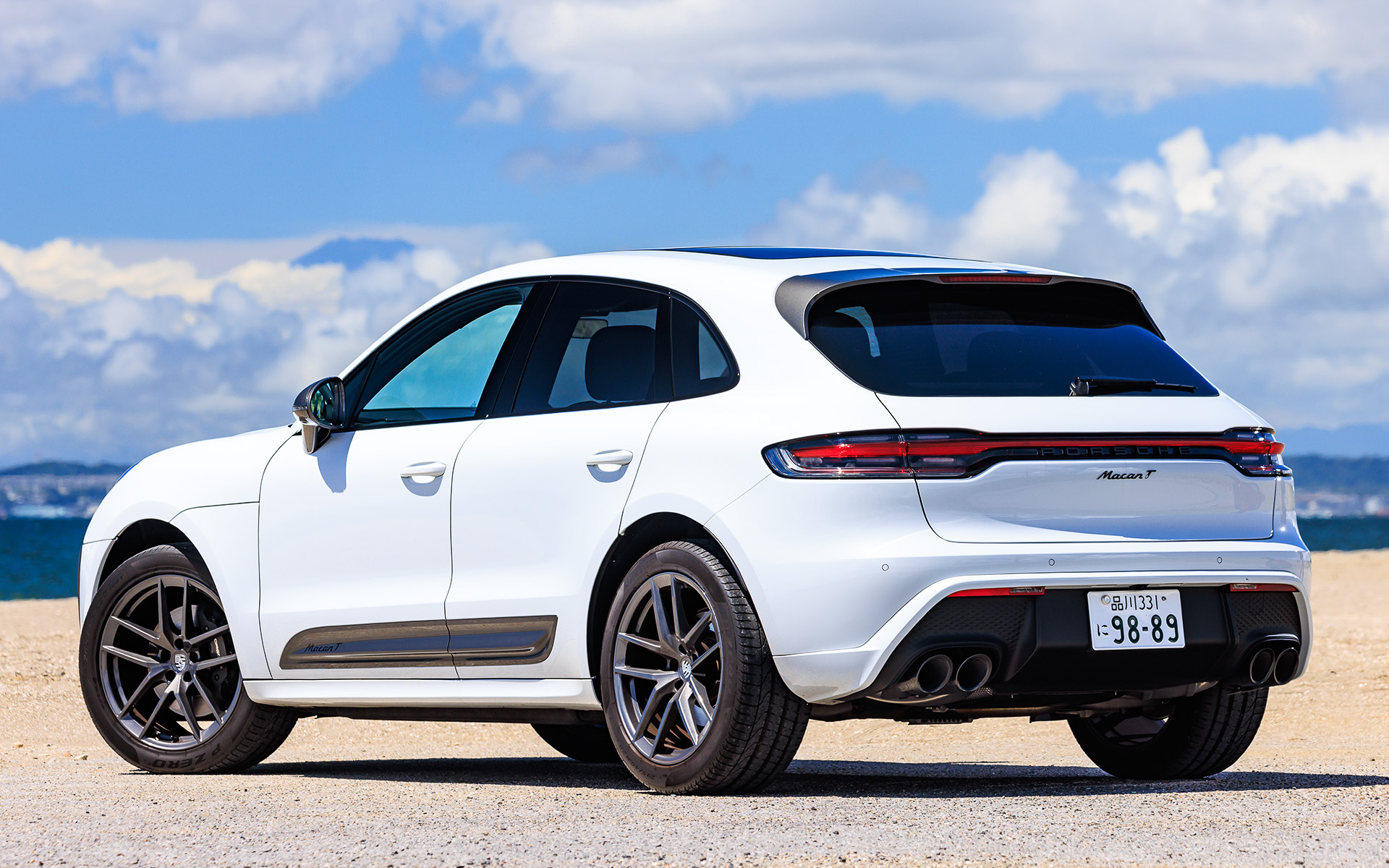 エクステリアでは、アゲートグレー メタリックで塗装されたフロント/サイド/リアのデザインエレメントによってシリーズのほかのモデルと差別化。フロントトリム、エクステリアミラー、サイドブレード、ルーフスポイラー、リアのロゴには専用のコントラストカラーが使用された。ハイグロスブラックのスポーツテールパイプとサイドウィンドウトリム、ダークチタンの20インチ マカンS ホイールも標準装備される