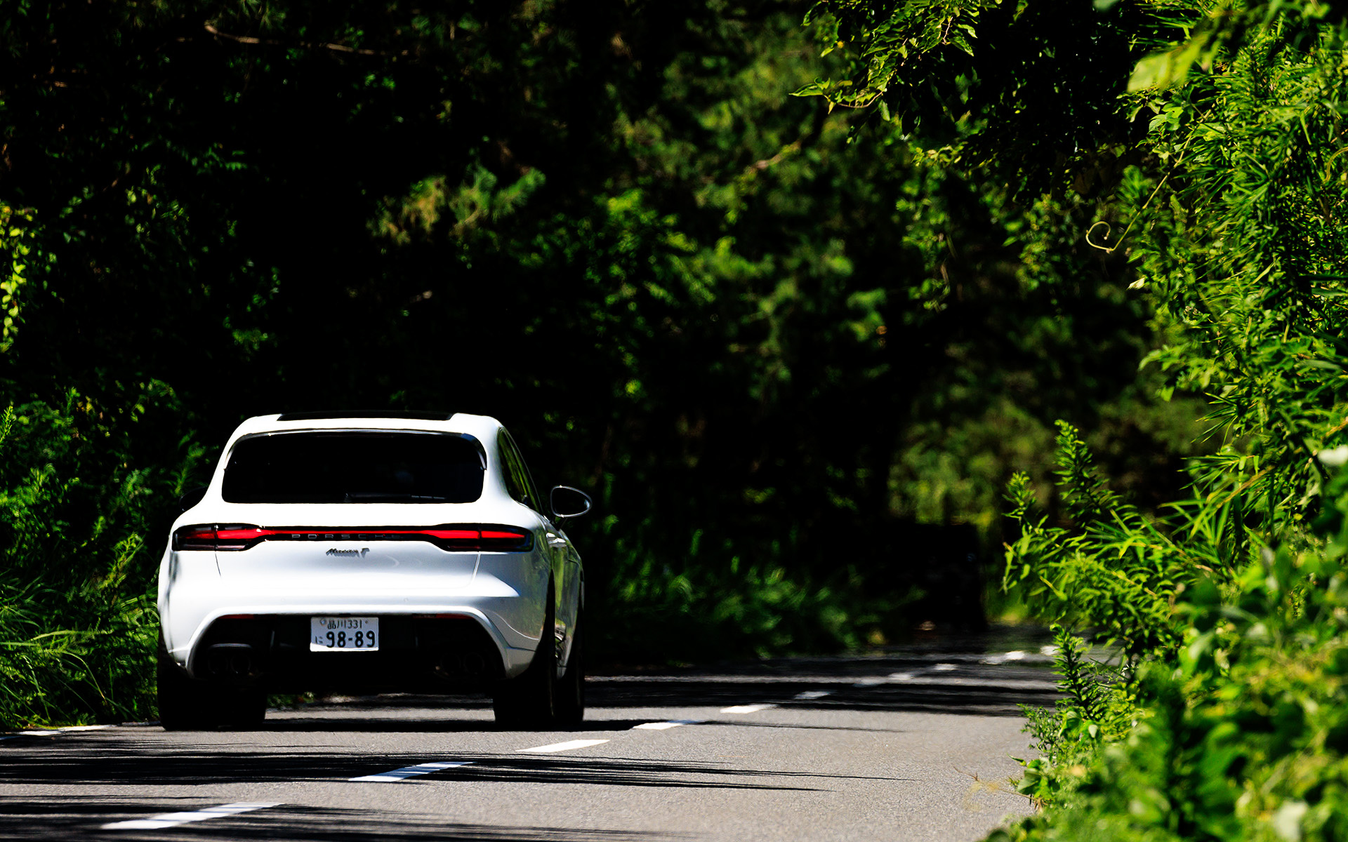 もっともバランス良く成り立つのは電気自動車化されたマカンではないかと考察