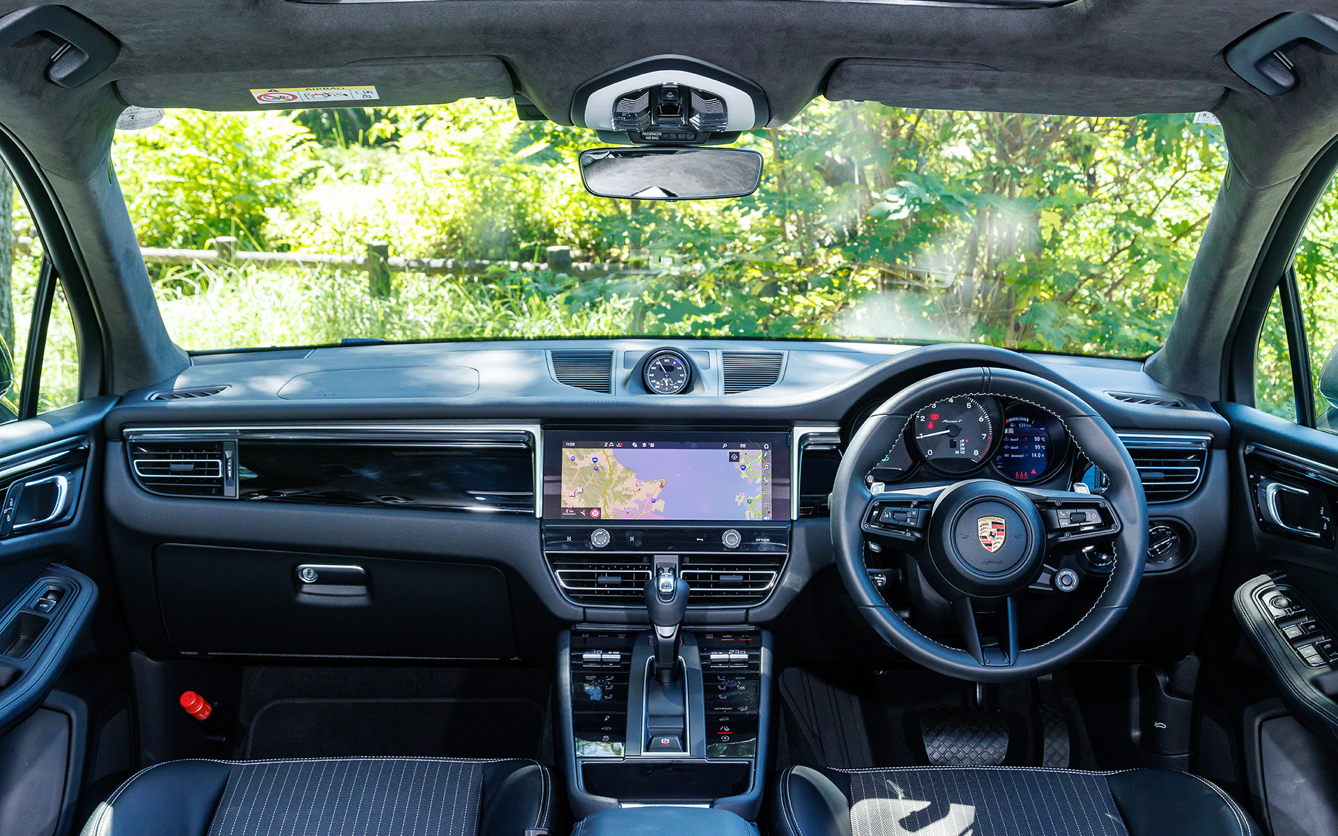 インテリアでは8way電動調節機能付ヒーテッドスポーツシートを標準装備し、ブラックレザーパッケージをベースにした専用トリムを採用。フロントシートと両側リアシートの中央部は縞模様のSport-Texで、フロントヘッドレストにはポルシェエンボス クレストが装着される。シート、ヘッドレスト、ステアリングホイールに施されたシルバーのデコレーティブステッチはエクステリアのコントラストカラーを反映したもの。10.9インチタッチスクリーンとオンラインナビゲーションを含むポルシェコミュニケーションマネジメント(PCM)なども標準装備