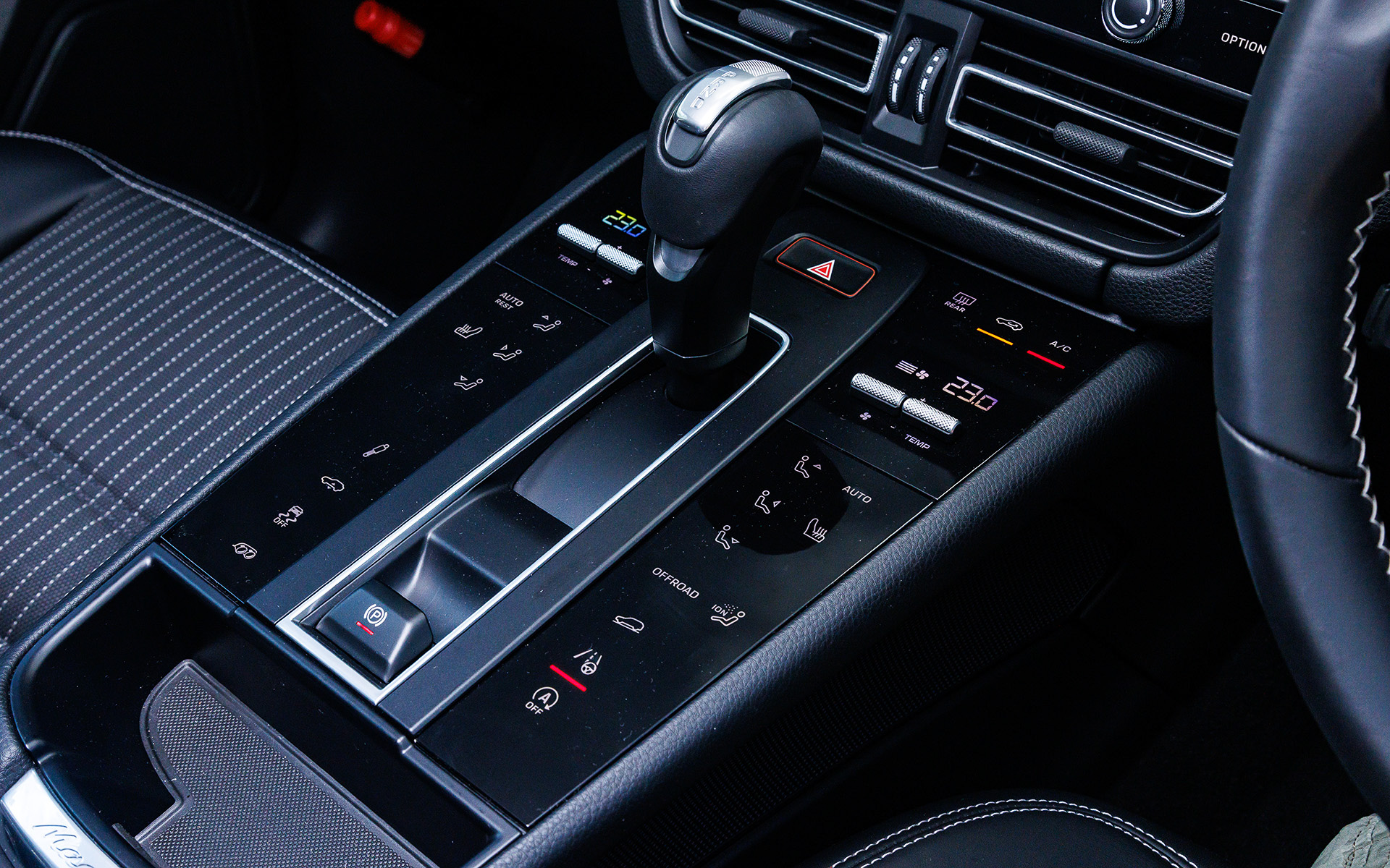 インテリアでは8way電動調節機能付ヒーテッドスポーツシートを標準装備し、ブラックレザーパッケージをベースにした専用トリムを採用。フロントシートと両側リアシートの中央部は縞模様のSport-Texで、フロントヘッドレストにはポルシェエンボス クレストが装着される。シート、ヘッドレスト、ステアリングホイールに施されたシルバーのデコレーティブステッチはエクステリアのコントラストカラーを反映したもの。10.9インチタッチスクリーンとオンラインナビゲーションを含むポルシェコミュニケーションマネジメント（PCM）なども標準装備