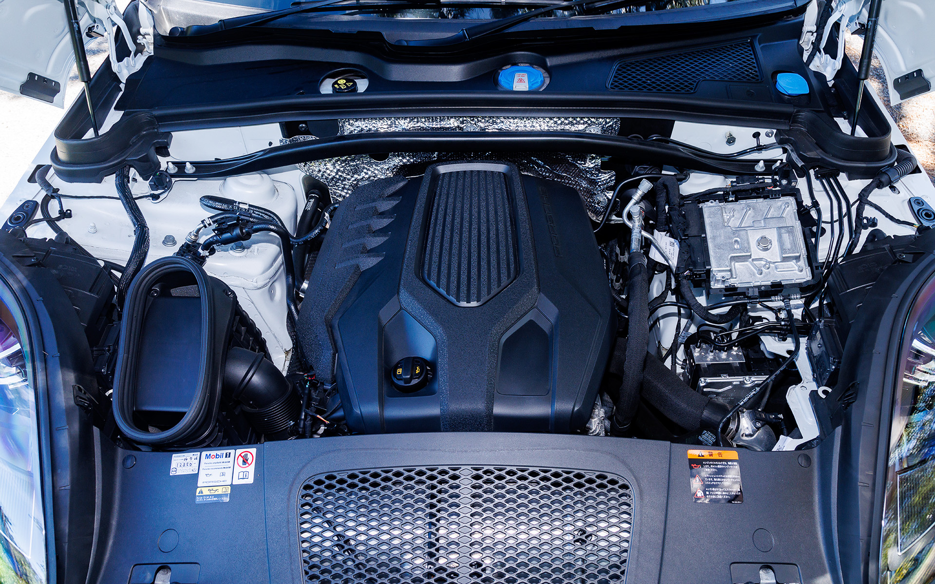 マカンTの直列4気筒 2.0リッターターボエンジンは最高出力195kW（265PS）、最大トルク400Nmを発生。マカンSやGTSのV型6気筒 2.9リッターツインターボエンジンに比べてフロントアクスルで58.8kg軽量化され、優れた発進加速と最適なコーナリング性能を発揮する。0-100km/h加速は6.2秒