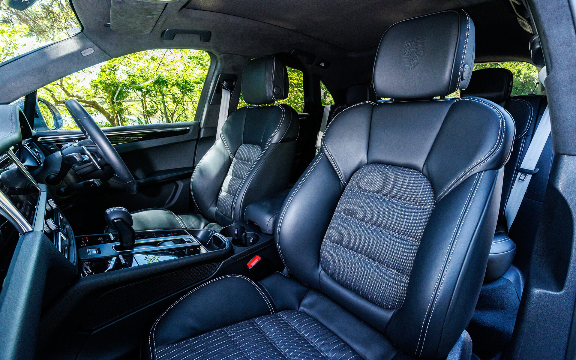 インテリアでは8way電動調節機能付ヒーテッドスポーツシートを標準装備し、ブラックレザーパッケージをベースにした専用トリムを採用。フロントシートと両側リアシートの中央部は縞模様のSport-Texで、フロントヘッドレストにはポルシェエンボス クレストが装着される。シート、ヘッドレスト、ステアリングホイールに施されたシルバーのデコレーティブステッチはエクステリアのコントラストカラーを反映したもの。10.9インチタッチスクリーンとオンラインナビゲーションを含むポルシェコミュニケーションマネジメント（PCM）なども標準装備