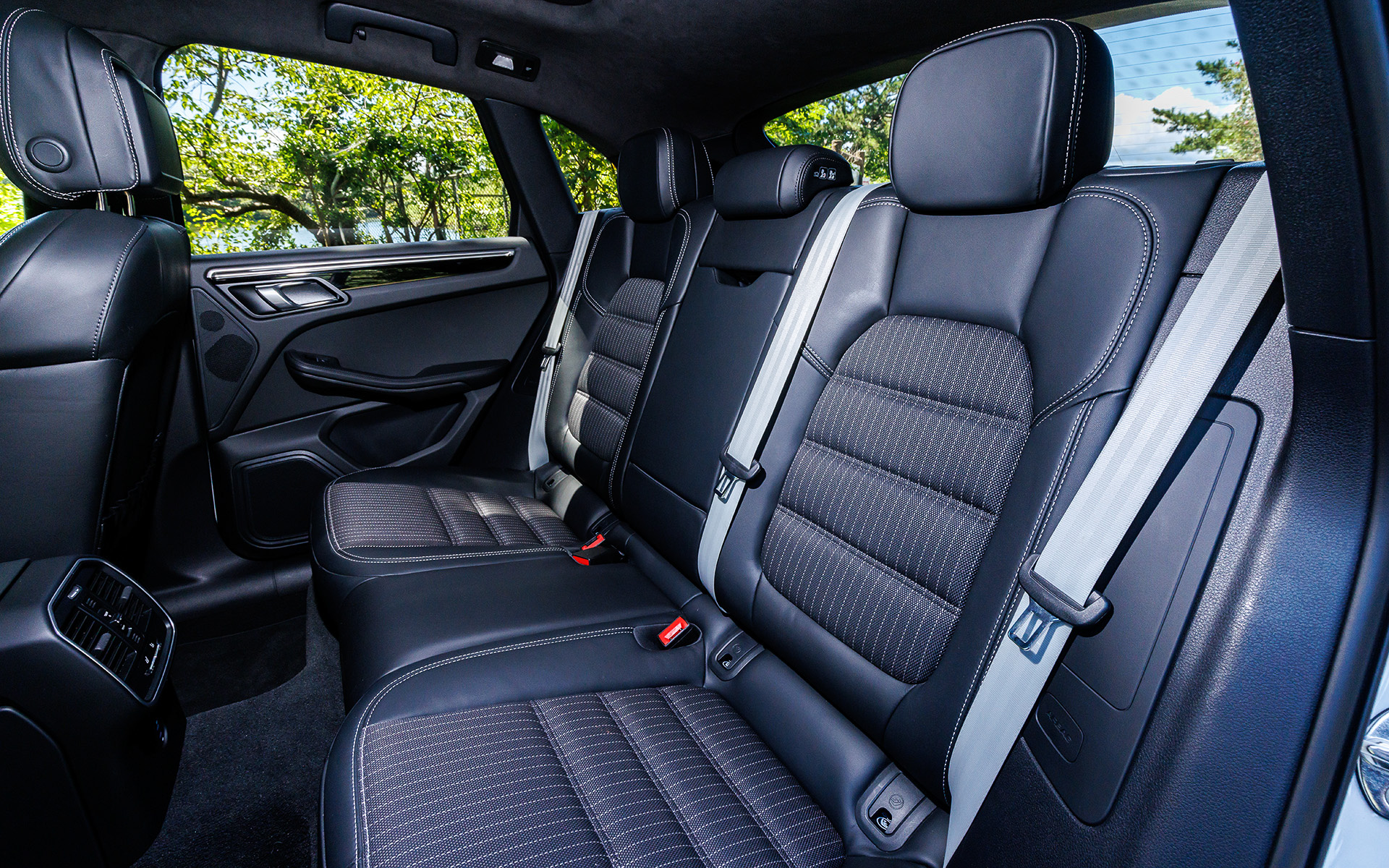 インテリアでは8way電動調節機能付ヒーテッドスポーツシートを標準装備し、ブラックレザーパッケージをベースにした専用トリムを採用。フロントシートと両側リアシートの中央部は縞模様のSport-Texで、フロントヘッドレストにはポルシェエンボス クレストが装着される。シート、ヘッドレスト、ステアリングホイールに施されたシルバーのデコレーティブステッチはエクステリアのコントラストカラーを反映したもの。10.9インチタッチスクリーンとオンラインナビゲーションを含むポルシェコミュニケーションマネジメント（PCM）なども標準装備