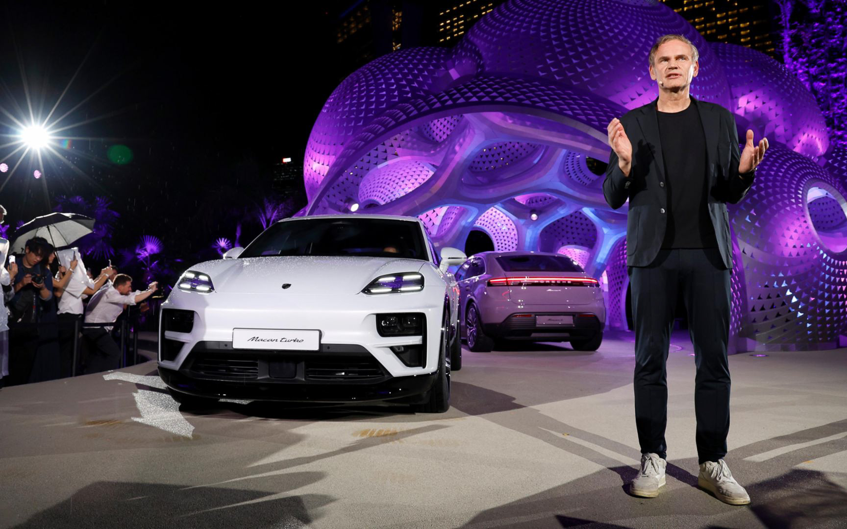 2024年1月にシンガポールで新型マカンの発表会を開催。第2世代の新型マカンはフル電動のSUVとなり、エントリーモデルである新型マカンも含め100kWhの高電圧バッテリを搭載し、駆動力はマカン4に使用されている後車軸モーターによってのみ提供。マカンは最大で265kW（360PS）のオーバーブーストパワーを生み出し、最大トルクは563Nmを発生。0-100km/h加速は5.7秒で、最高速は220km/hとした